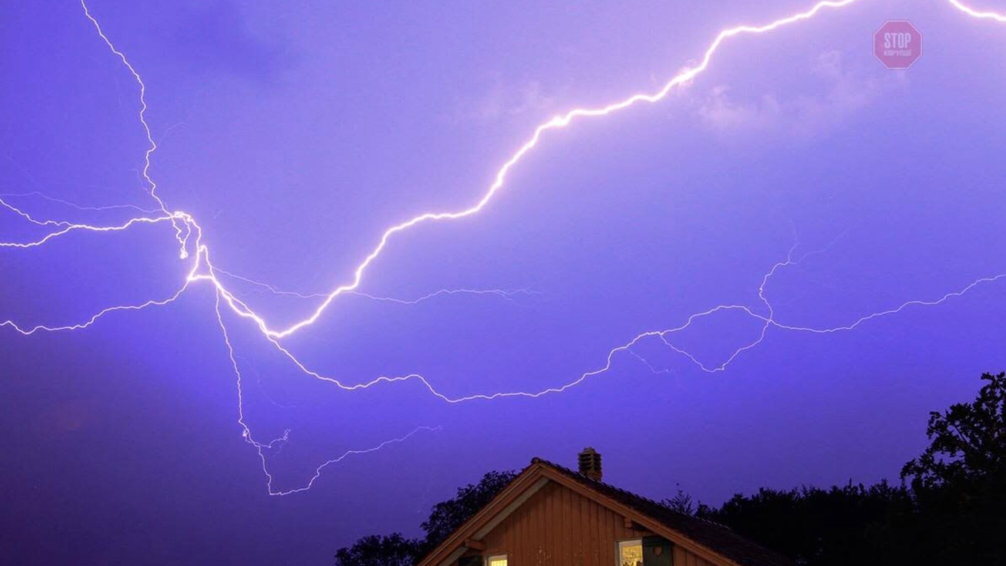На Львівщині внаслідок удару блискавки загинула жінка