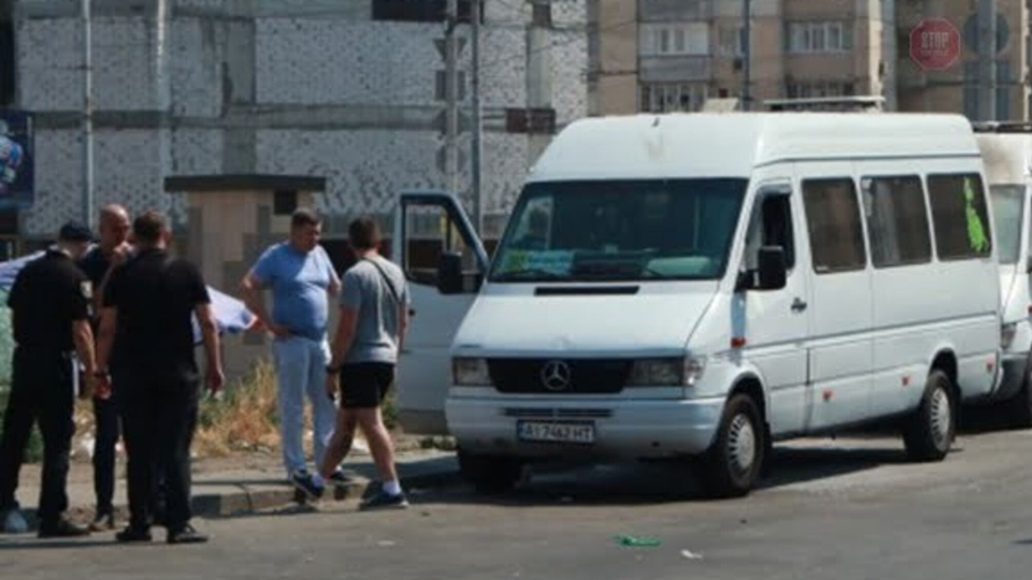 У Києві невідомі в балаклавах закидали маршрутки «коктейлями Молотова» (ВІДЕО)