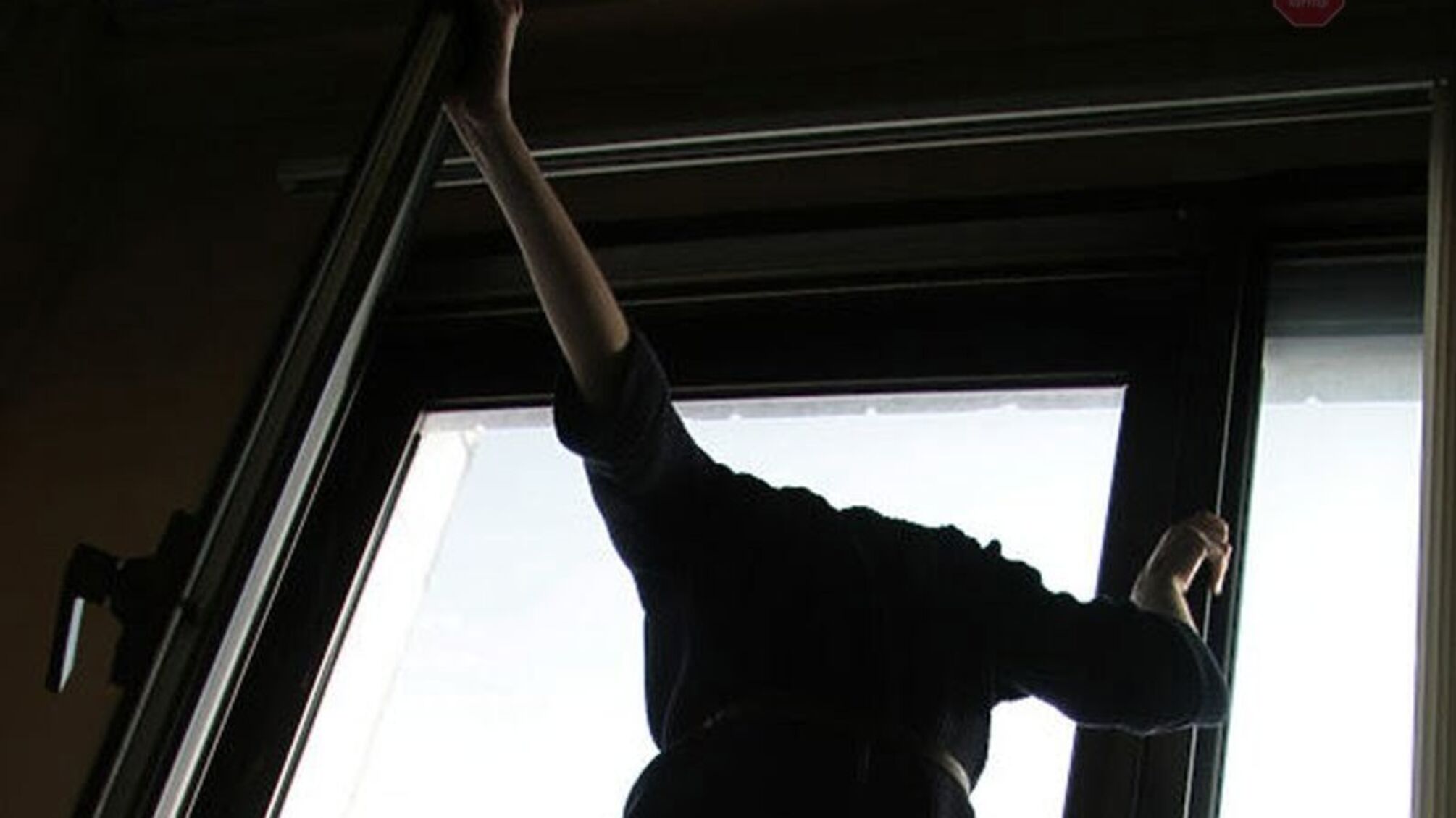 Приїхав у гості й вчинив самогубство: у Києві чоловік викинувся з вікна багатоповерхівки