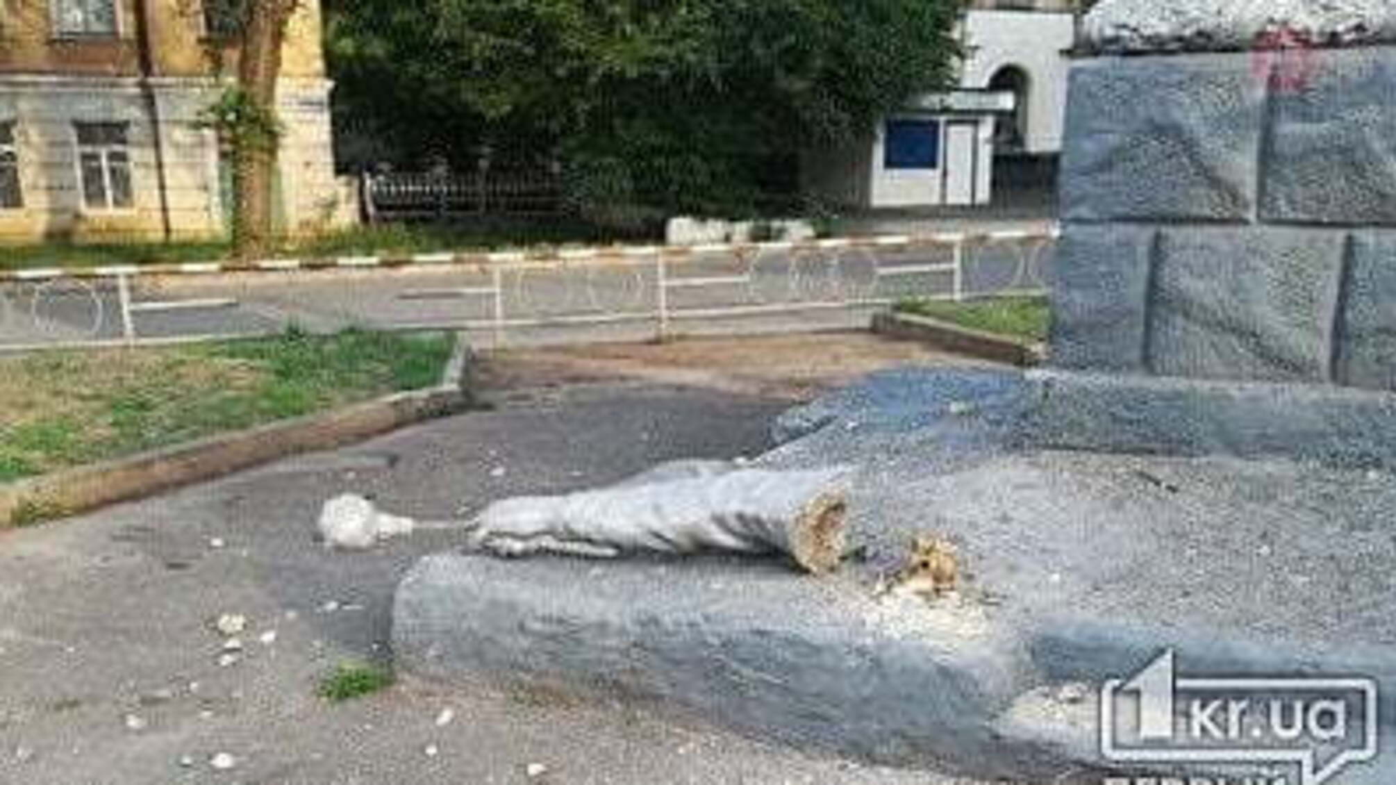 Заважкий тягар влади: у Кривому Розі у пам'ятника Хмельницькому відпала рука, що тримала булаву