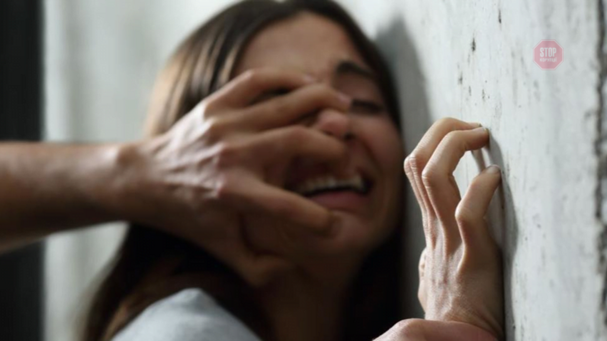 На Донеччині молодик, погрожуючи ножем, зґвалтував дівчину