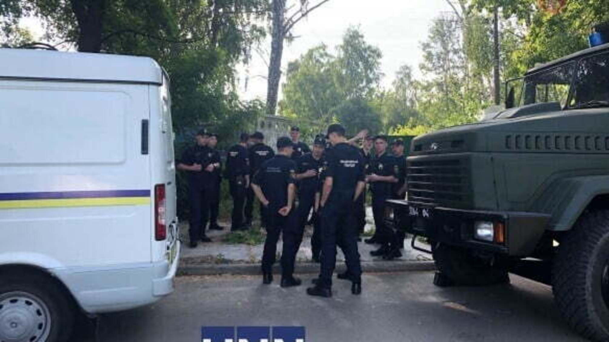 Вирок за вбивство Кирила: в Києві до будівлі суду з поліціейськими звезли силовиків, бійки неминучі – фото