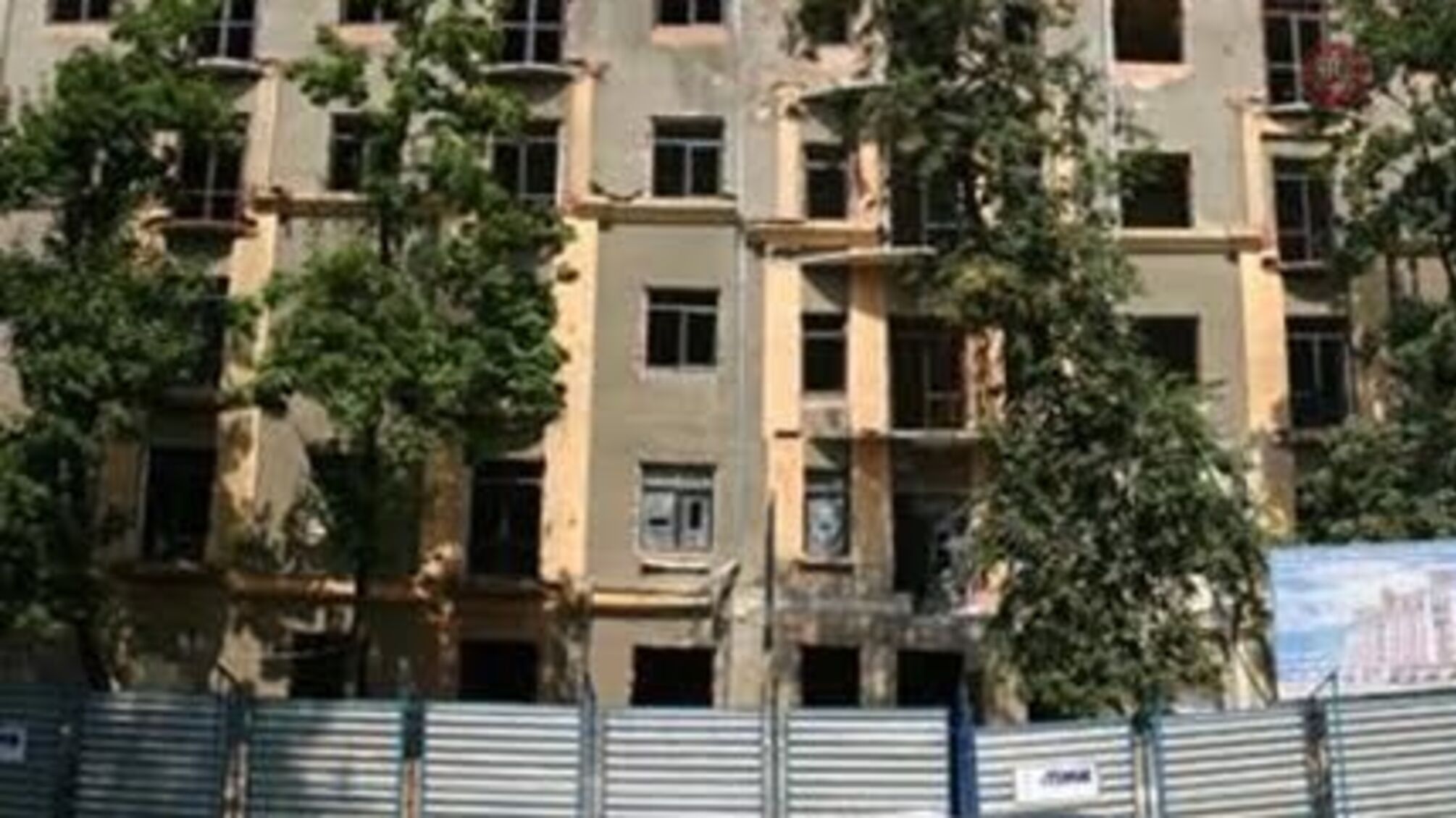 У Харкові залізний паркан впав на жінку з двома маленькими дітьми