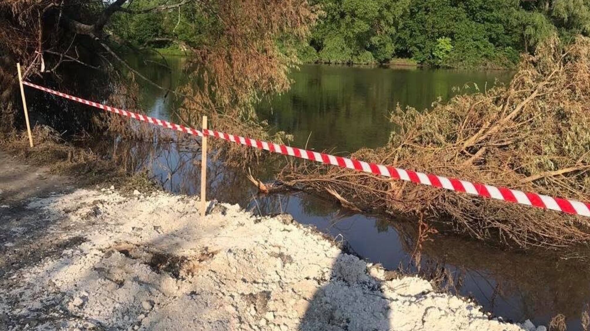 Купатись чи ні? 'СтопКор' віддав зразки води з річки Рось на експертизу