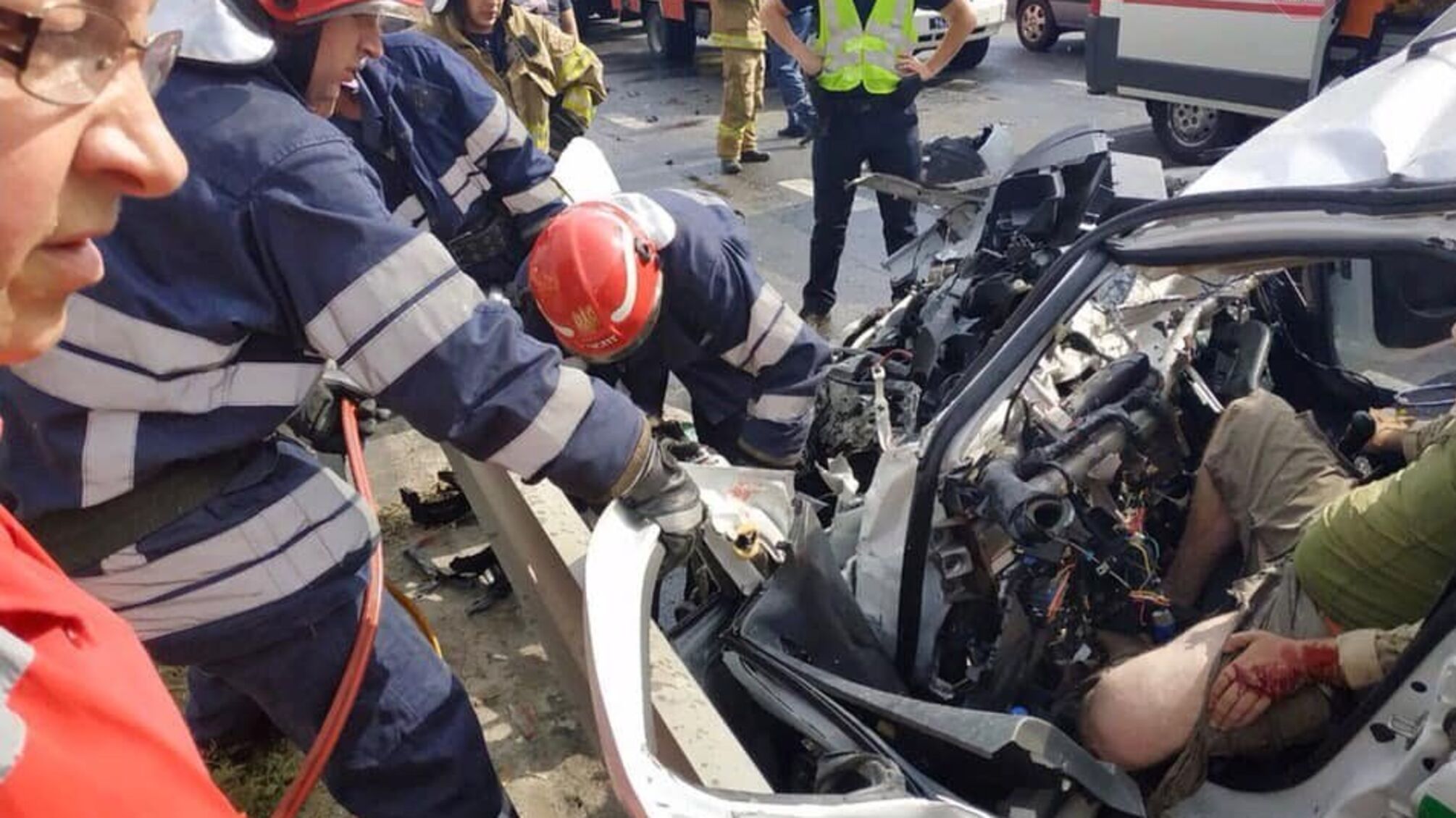 У столиці після страшної ДТП рятувальникам довелось “вирізати” водія з машини – кадри