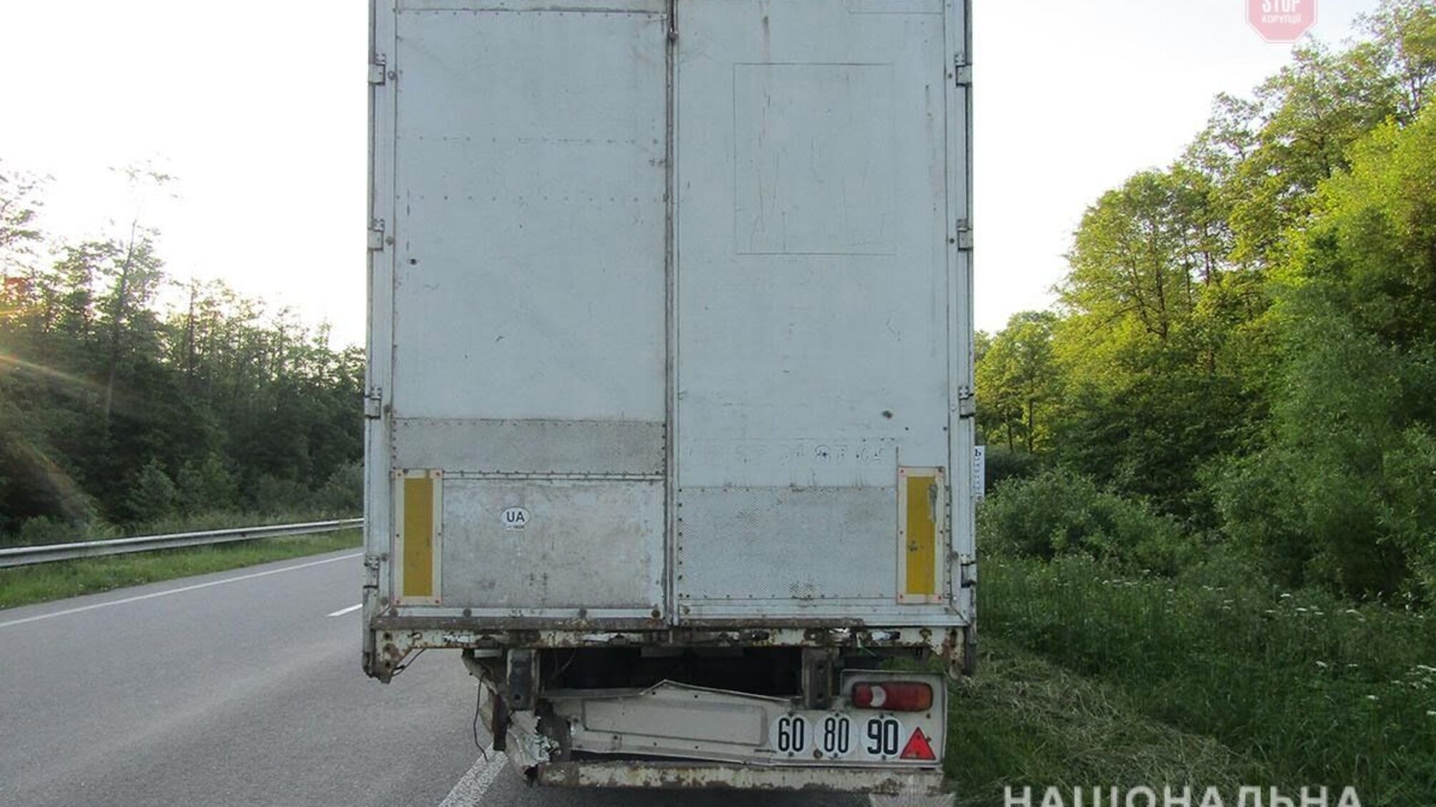 На Житомирщині легковик наздогнав вантажівку та потрапив у ДТП (ФОТО)