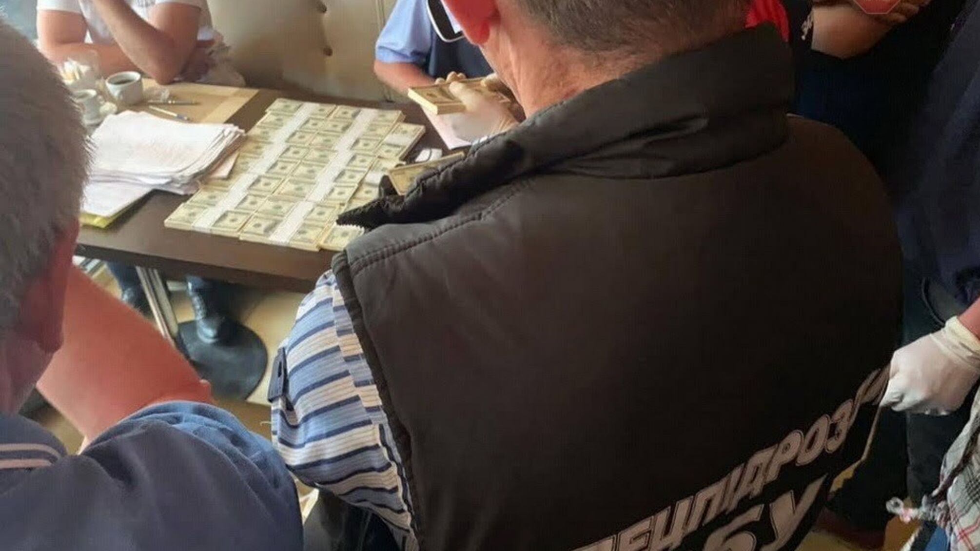На Буковині СБУ викрила на півмільйонному доларовому хабарі посадовців поліції та місцевої влади (ФОТО)