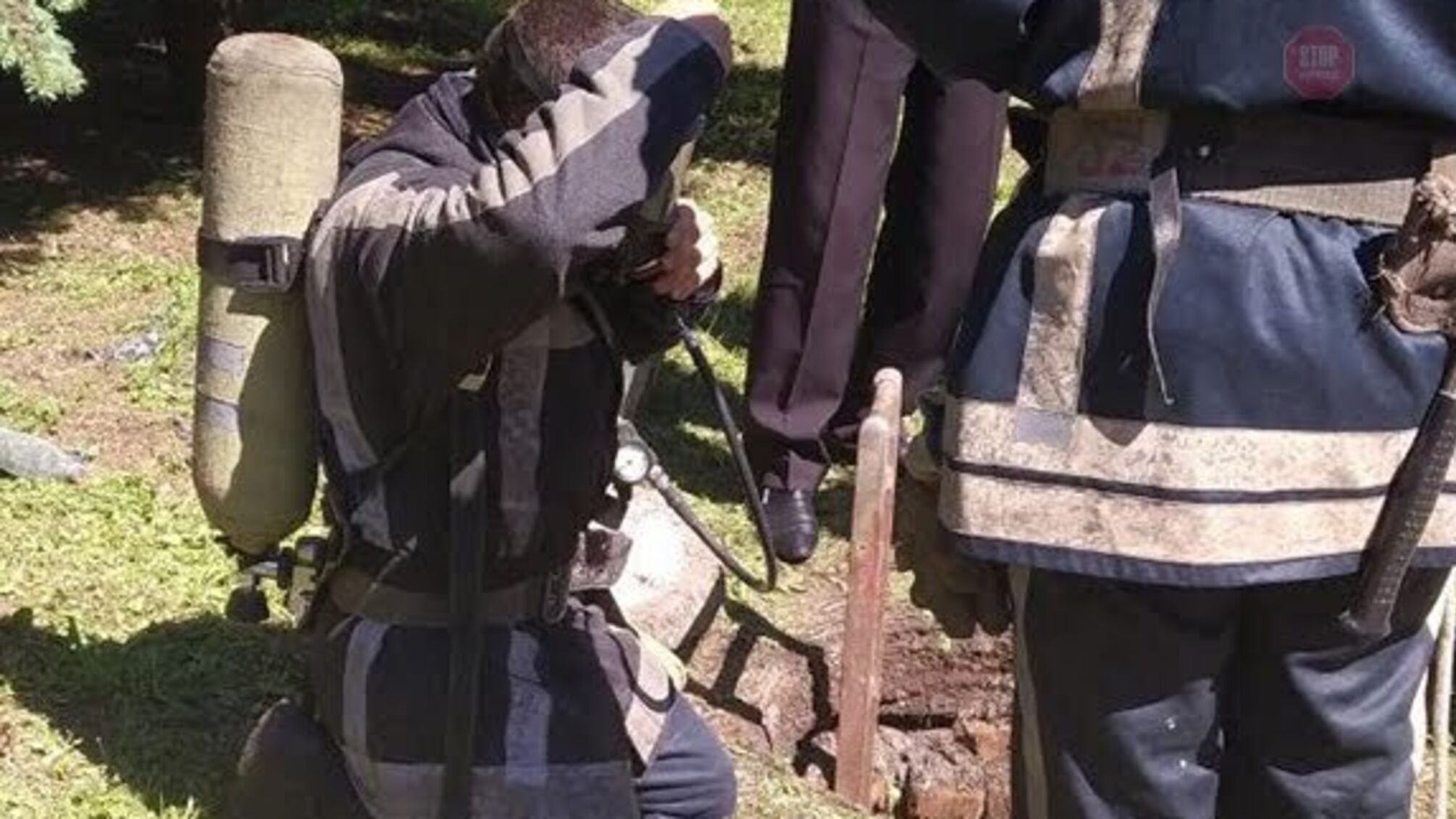 На Дніпропетровщині з відкритого каналізаційного колодязя врятовано двох чоловіків (ФОТО, ВІДЕО)