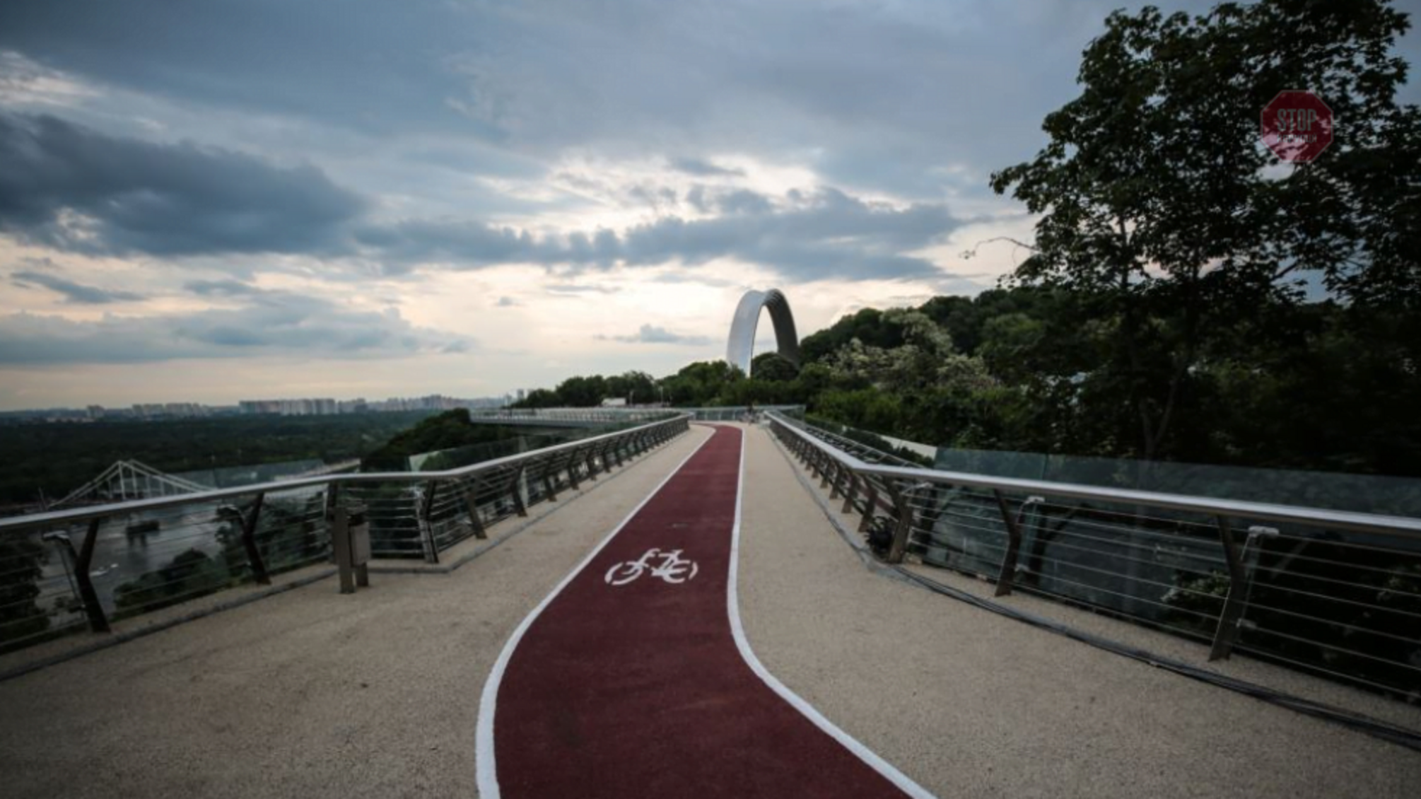 'Я помню все твои трещинки…': півмільярда на будівництві 'мосту Кличка' заробила компанія, пов'язана з екс-регіоналами