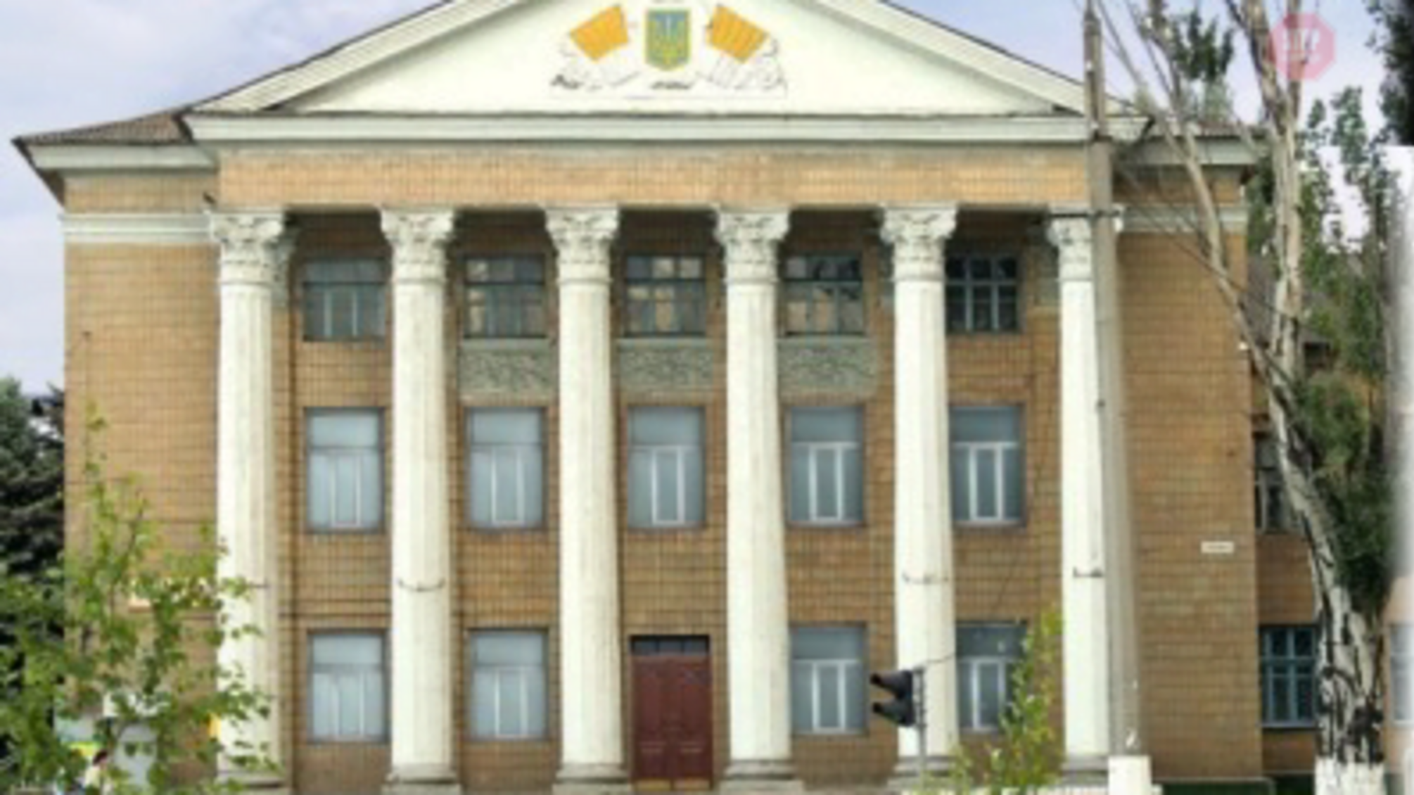 Земельні оборудки тривають? На Донеччині зі скандалом звільнили директорку Слов'янського технікуму