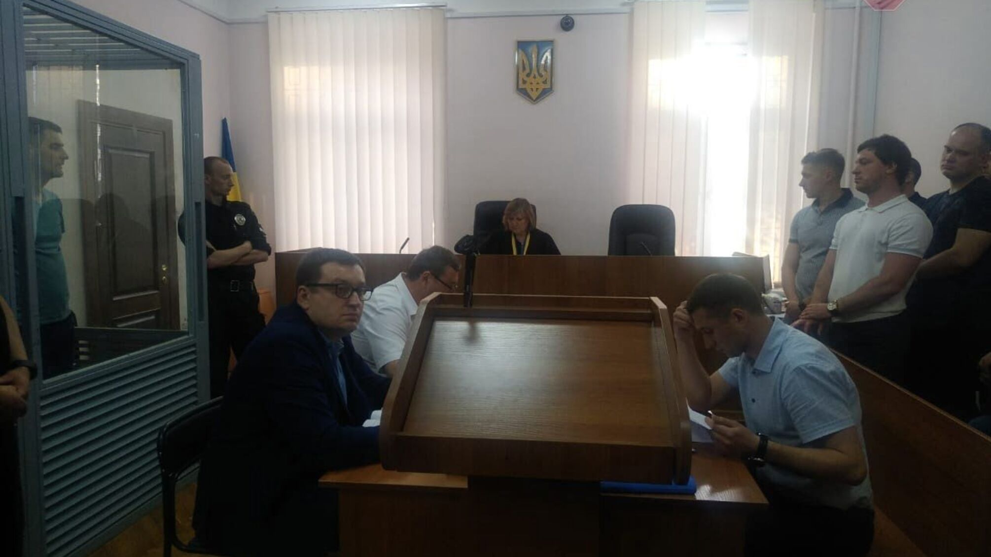 Вимагали 12 тисяч доларів у підприємця – у столиці обрали міру запобіжного заходу двом хабарменам з ДФС