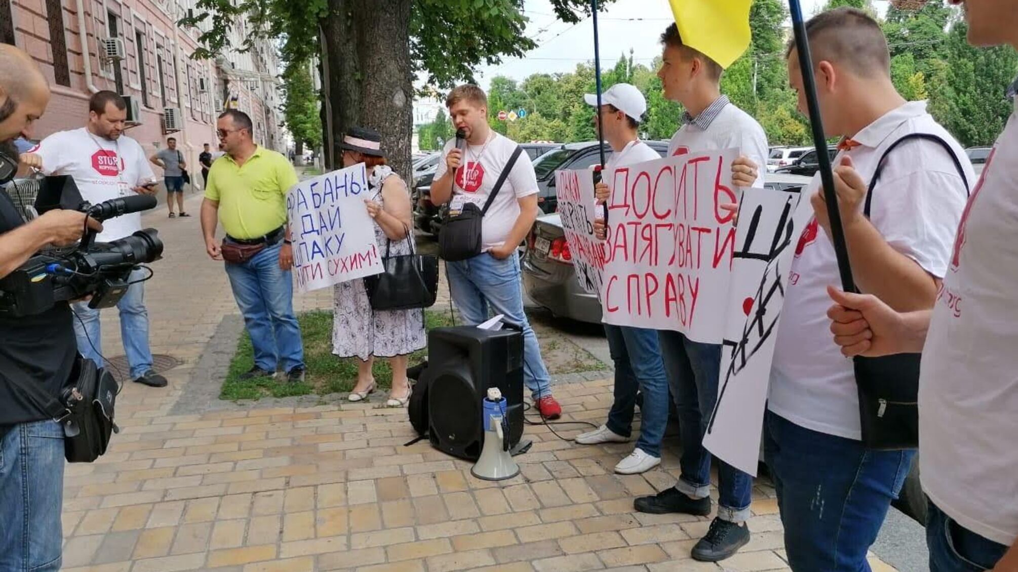 Коли пташка буде в клітці? У Києві вимагають покарання для родини екс-чиновника Шпака