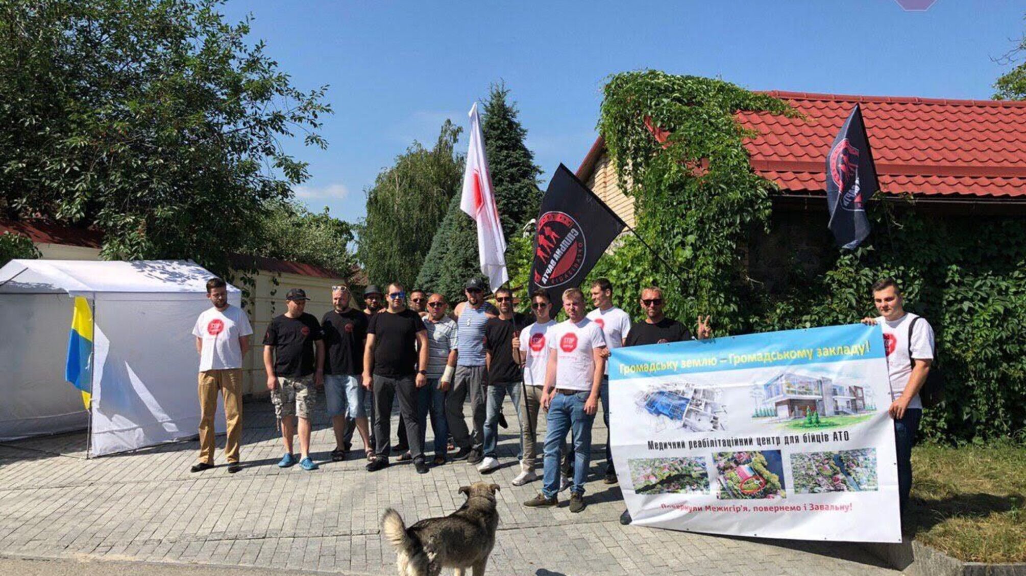 АТО під будинком Софієнко: військові вимагають у рейдерки повернути вкрадену землю