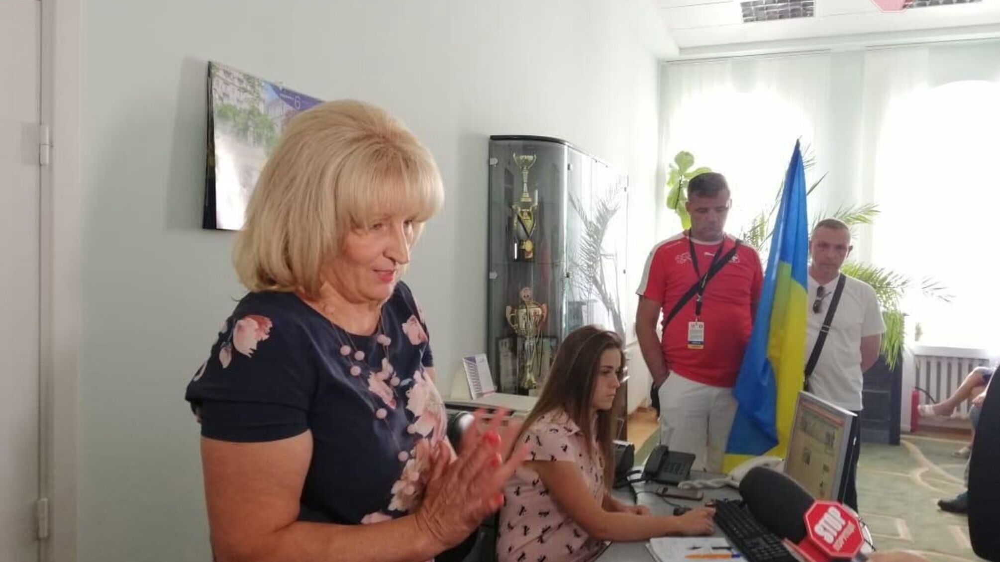 Вона вибачилась: міському голові Прилук стало соромно через напад на журналістів 'СтопКору'