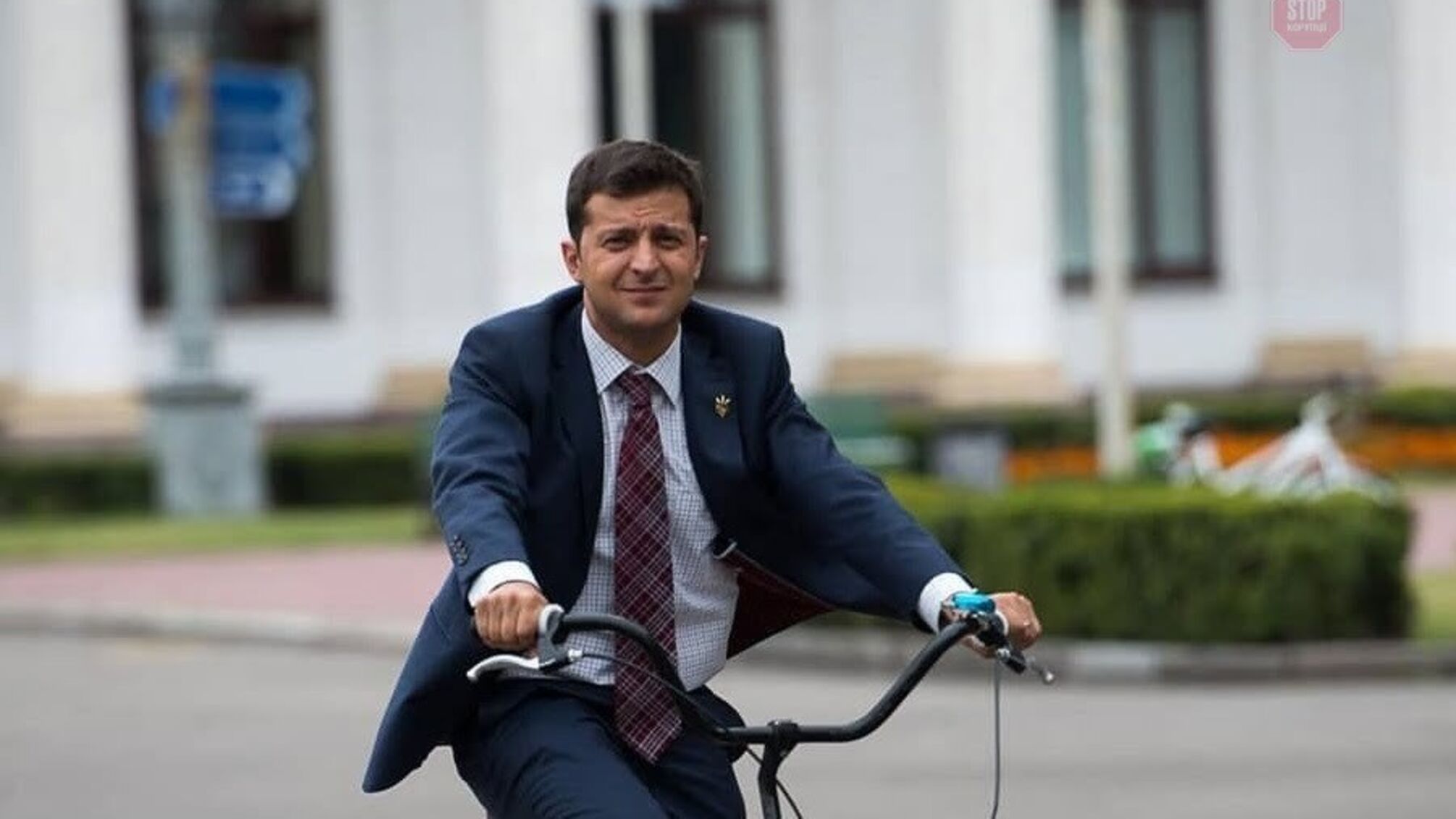 Зеленський на велосипеді: в АП дали жорстку відповідь на очікування українців