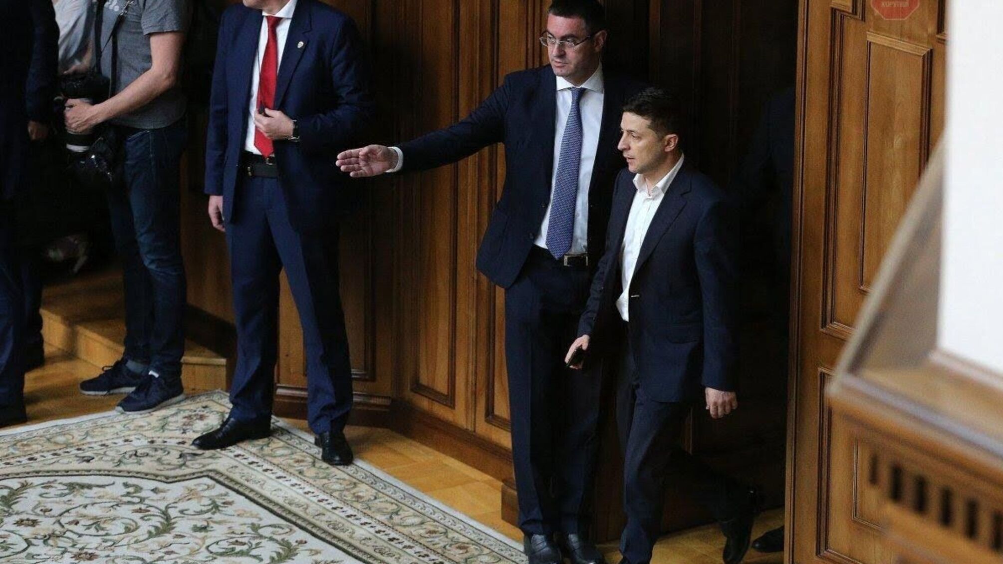 “Я покидаю цю залу”, – Зеленський демонстративно пішов із засідання КСУ щодо розпуску парламенту