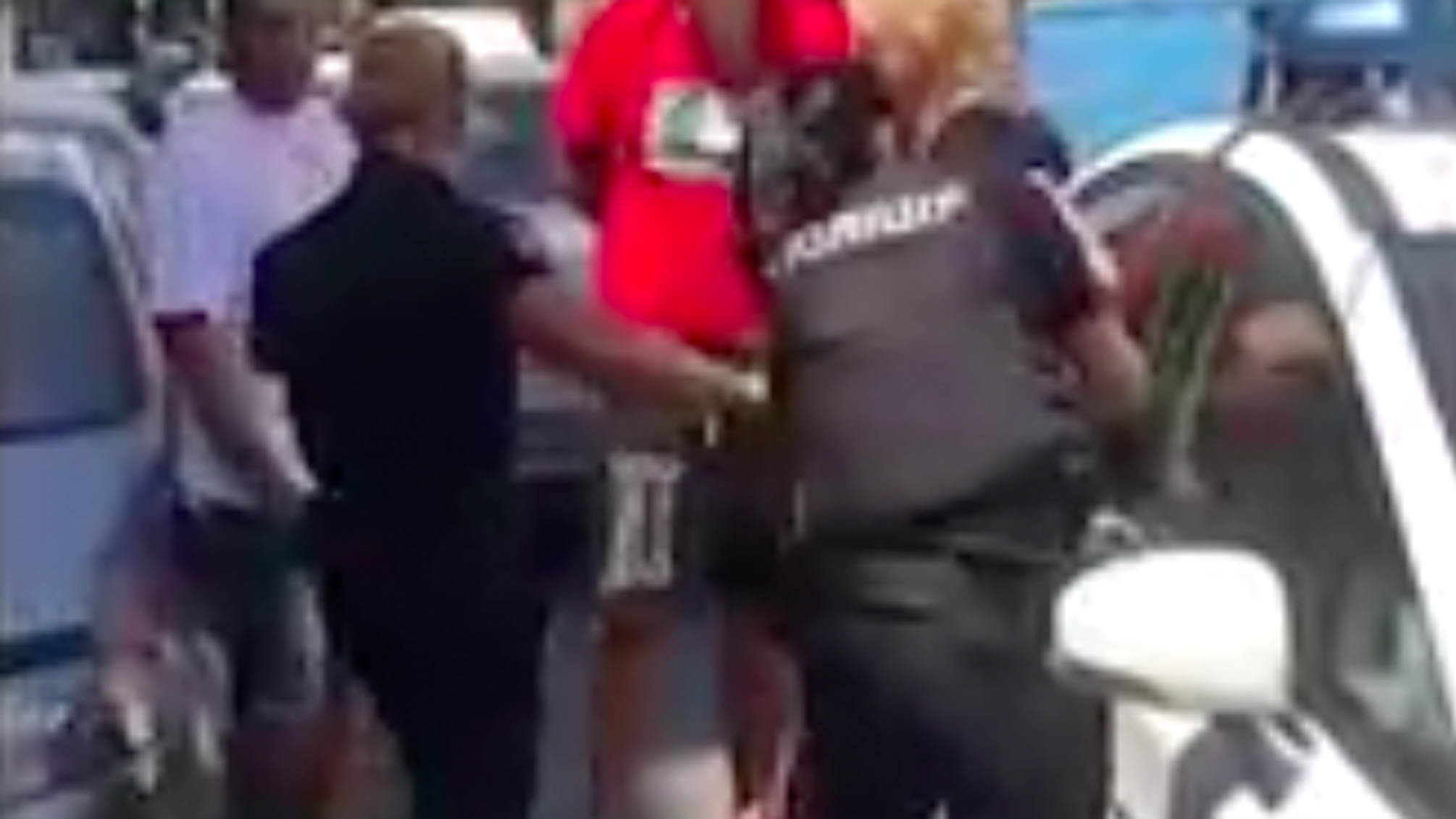 Скандал на столичній Бессарабці: неадекватні поліцейські напали на людей (ВІДЕО)