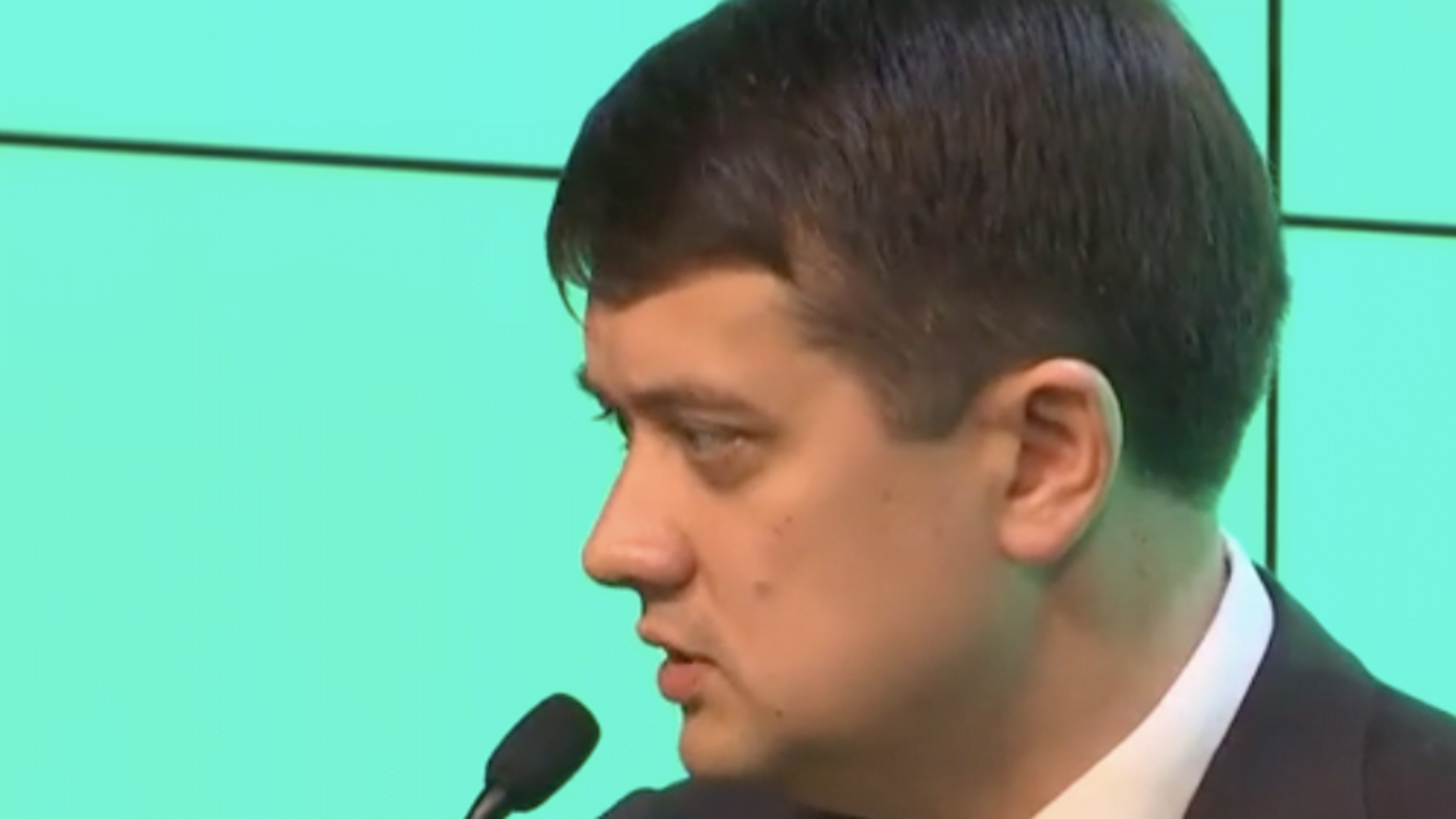 Спочатку мандат, а потім українська: лідер партії 'Слуга народу' виставив умову, після якої заговорить державною мовою