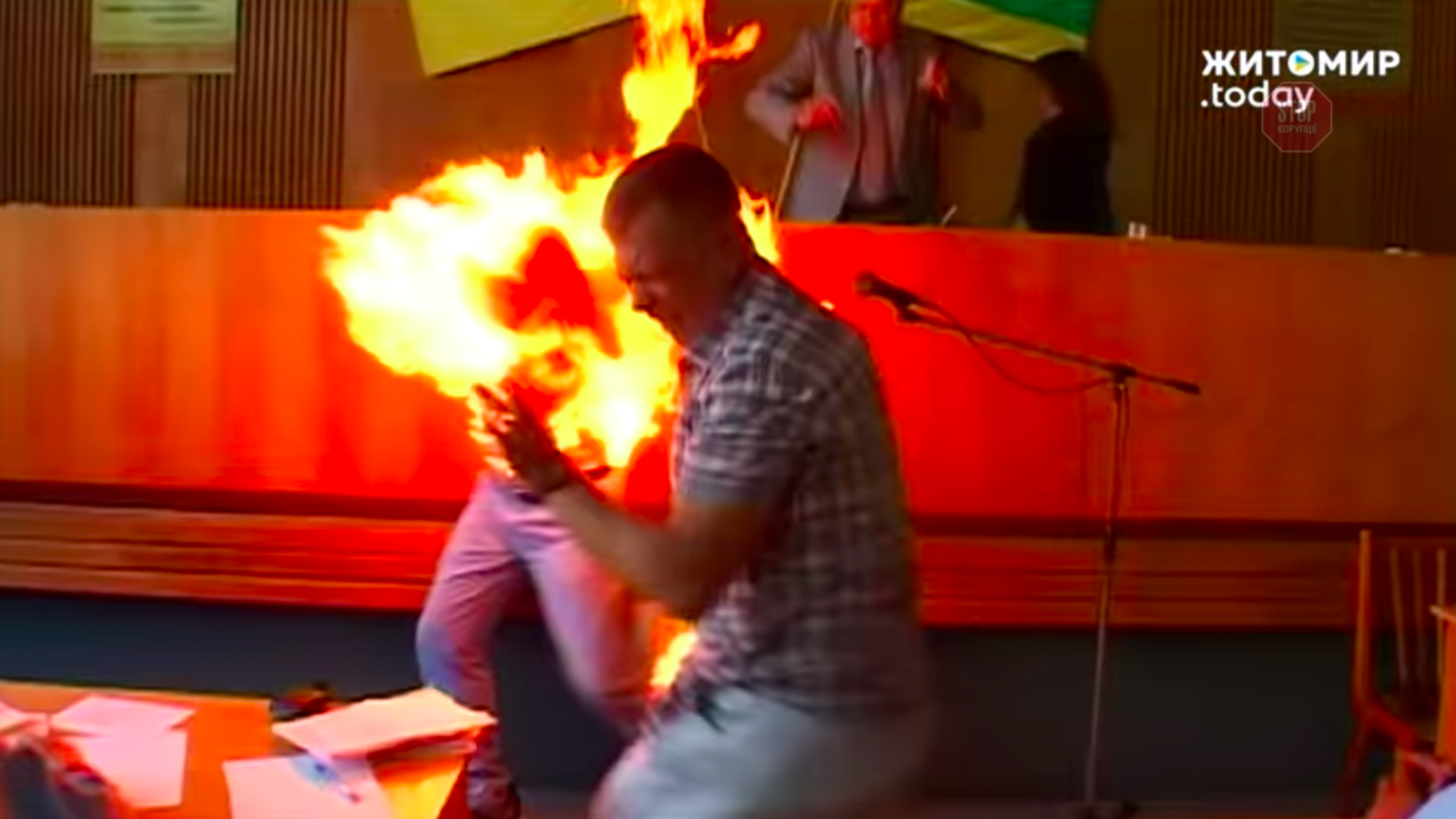 На Житомирщині підприємець підпалив себе під час сесії міськради – подробиці, хронологія подій (ВІДЕО 18+)