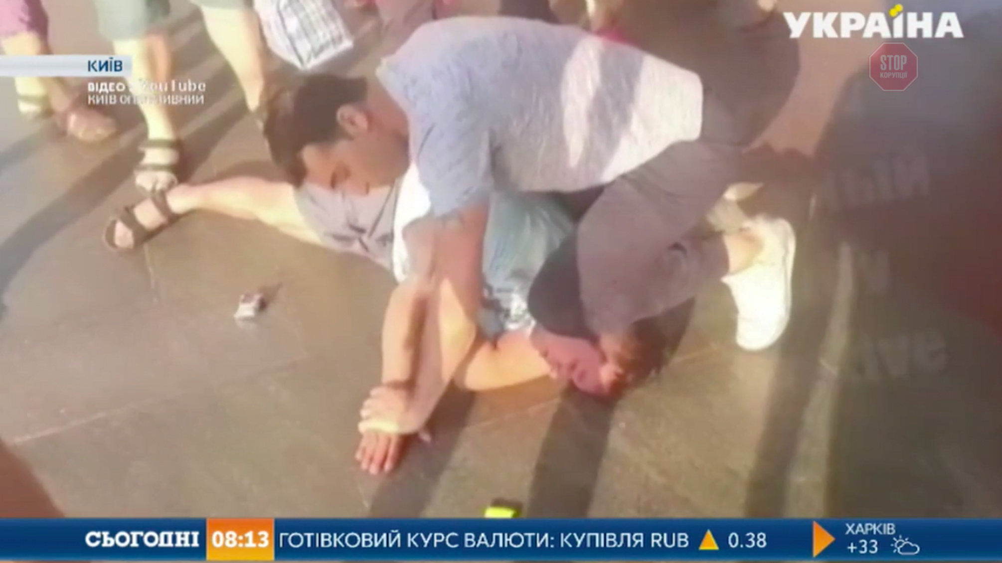 У столичній підземці несамовитий чоловік кидався на людей з ножем (ФОТО)