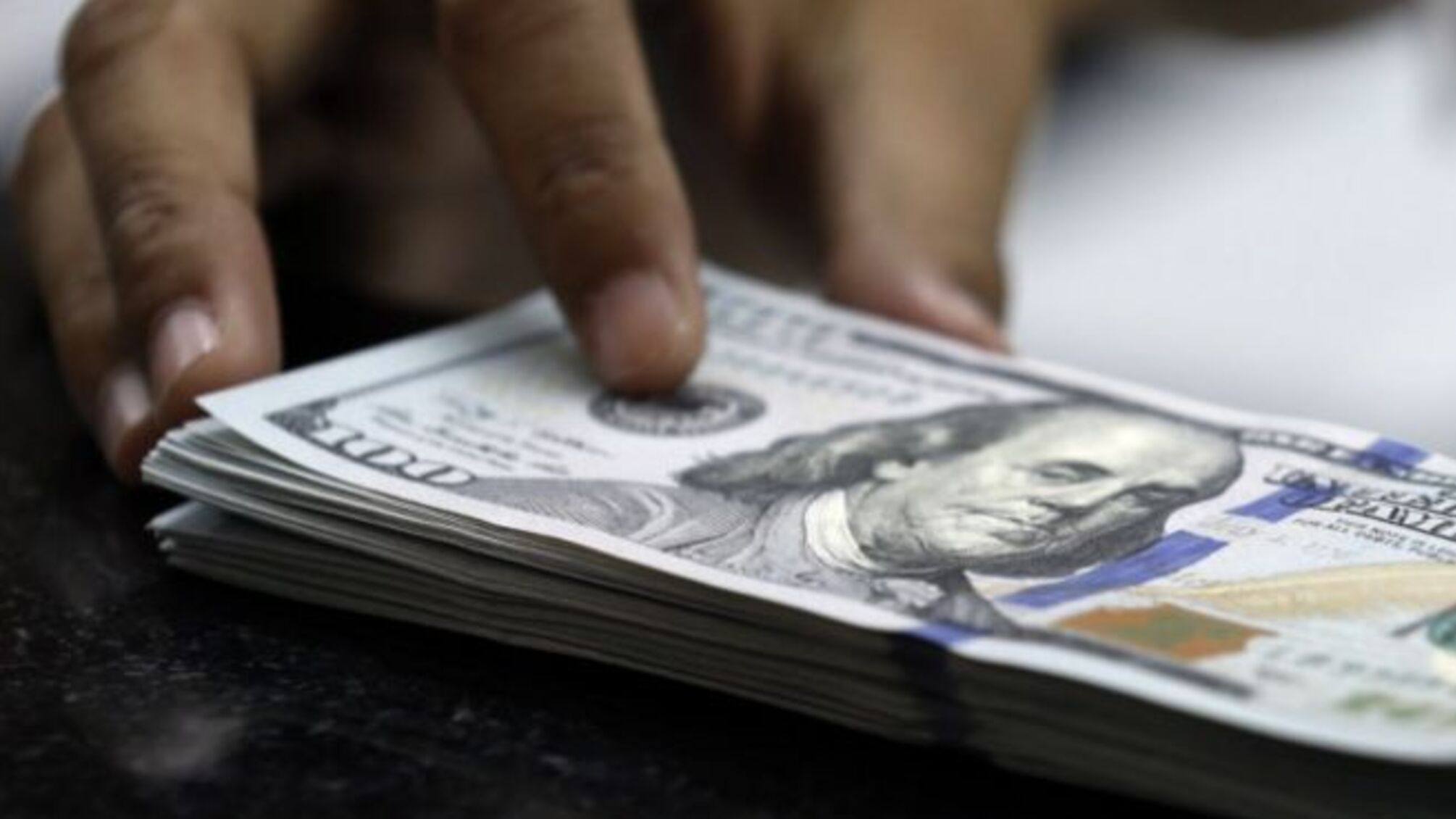 У столичному ломбарді чоловіка обікрали на 50 тисяч доларів