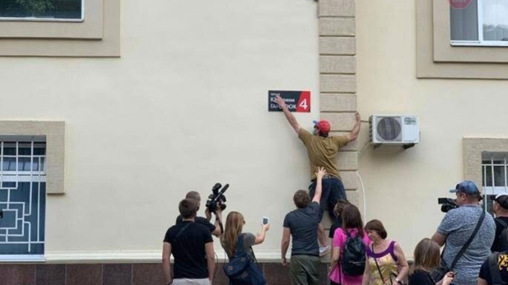 Димові шашки та пам'ятна табличка з назвою вулиці: у Херсоні відбувся день пам'яті Катерини Гандзюк