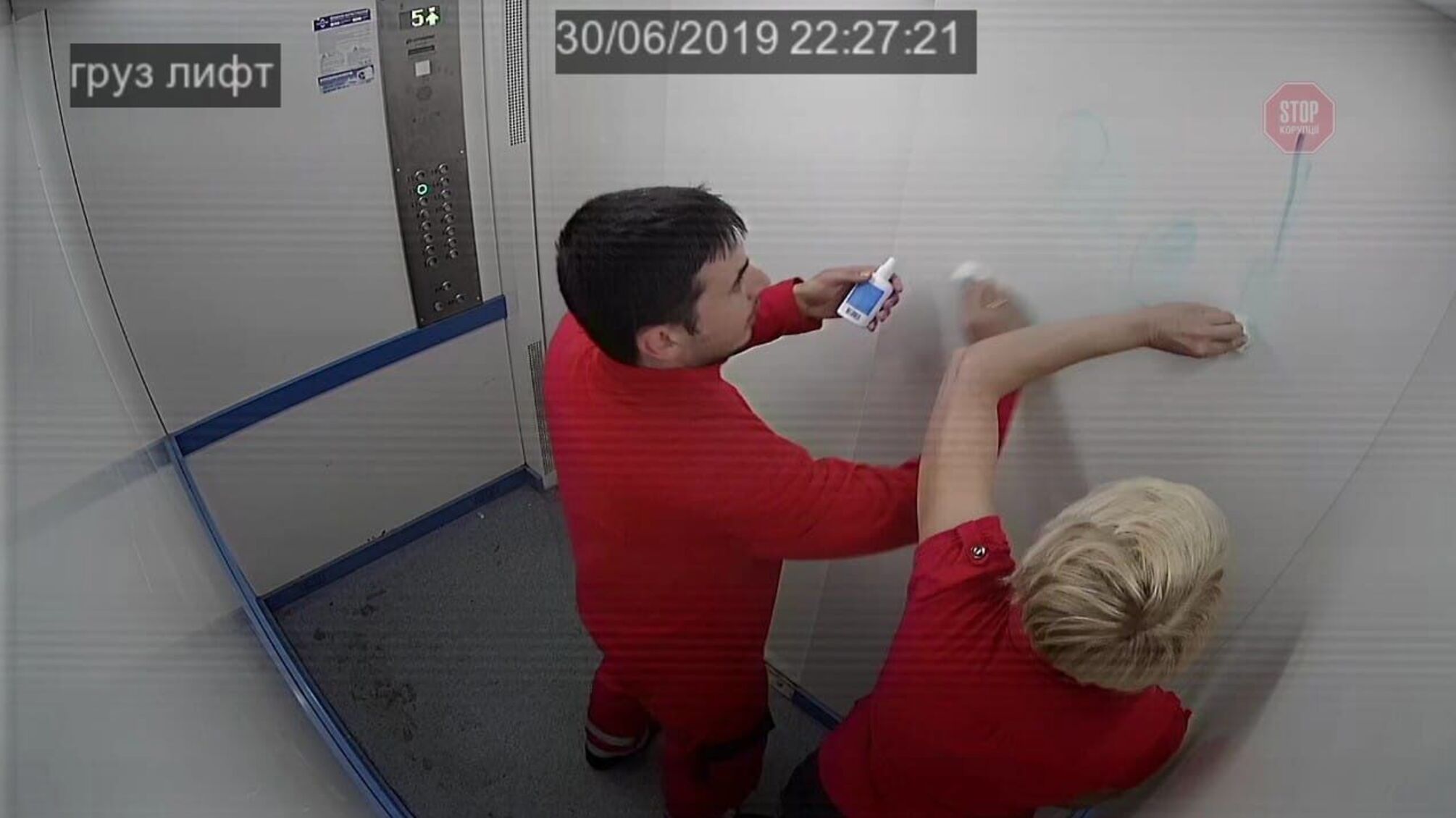 Медик-вандал розмалював ліфт політрекламою Зеленського в Києві – кадри