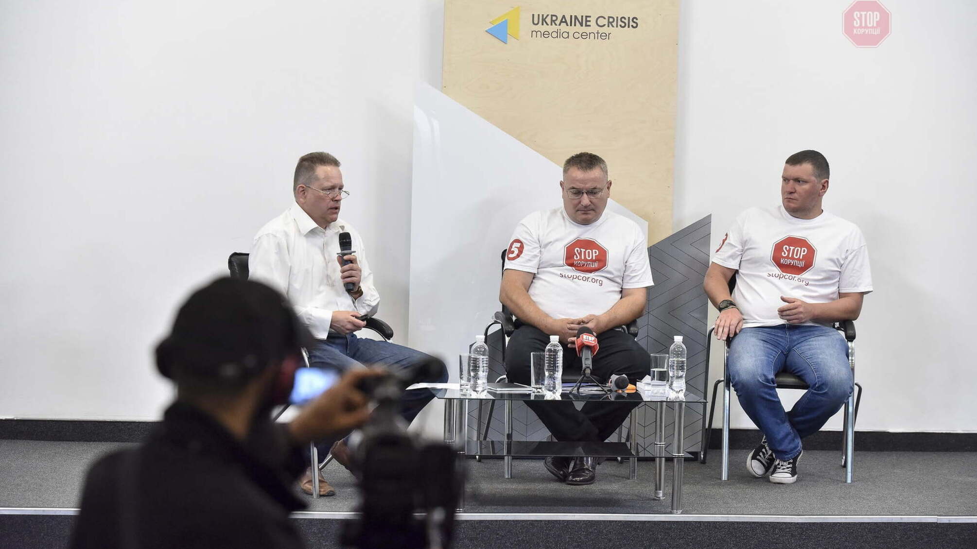 Лантухи у вільному польоті: активіст із Львівщини розповів як в ОВК №118 скидають мішки з бюлетенями з балкону