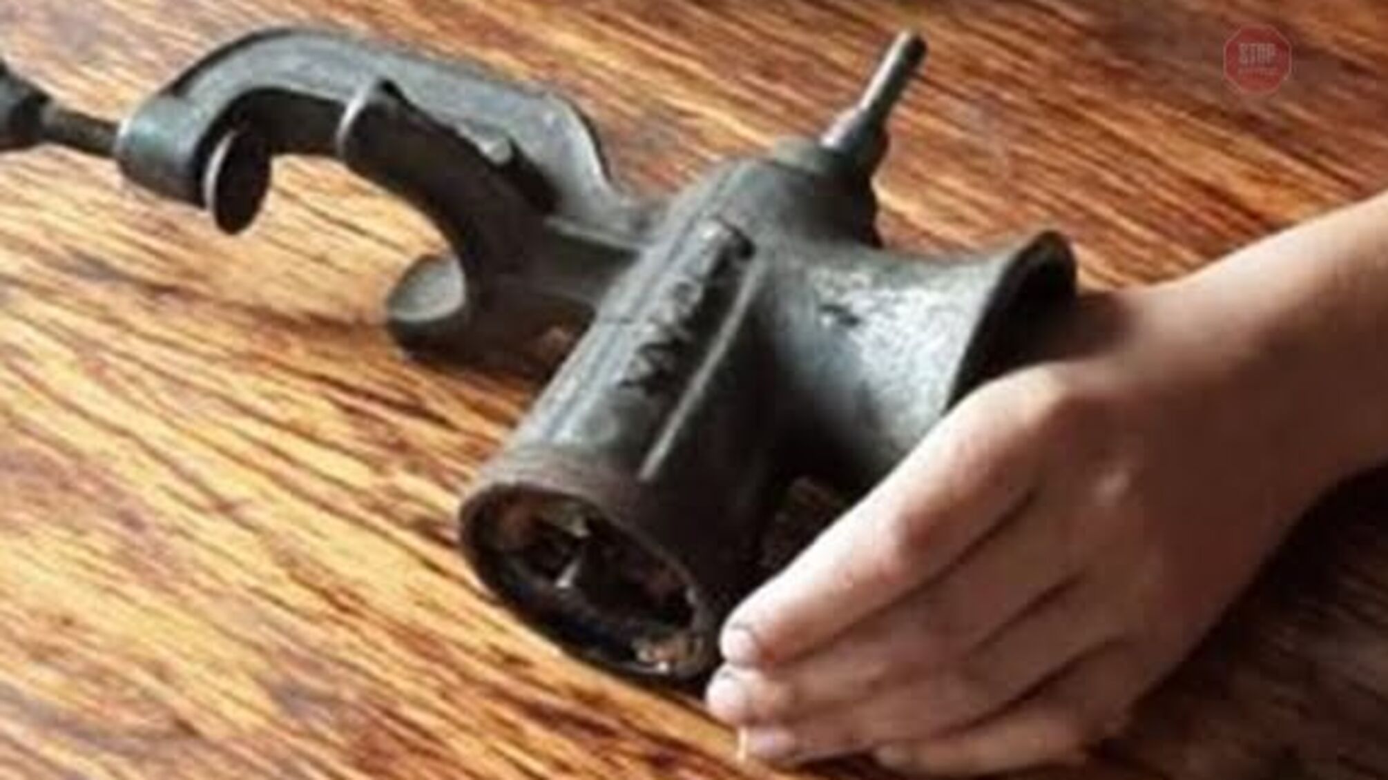 На Черкащині хлопець ледь не перетворив на фарш власний палець (ФОТО)