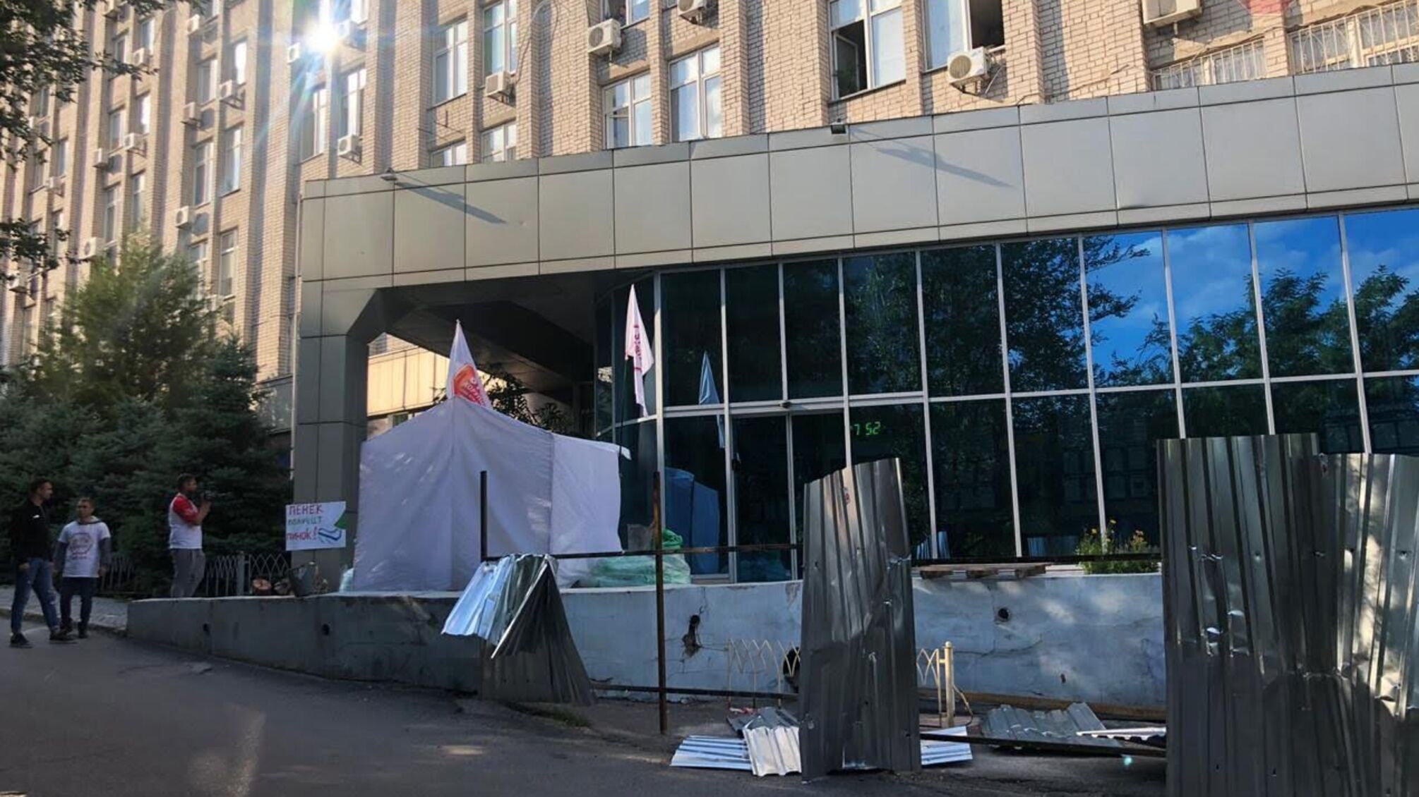 Паркан під ДФС у Дніпрі демонтували: забарикадуватися від мітингувальників не вдалось (ФОТО)