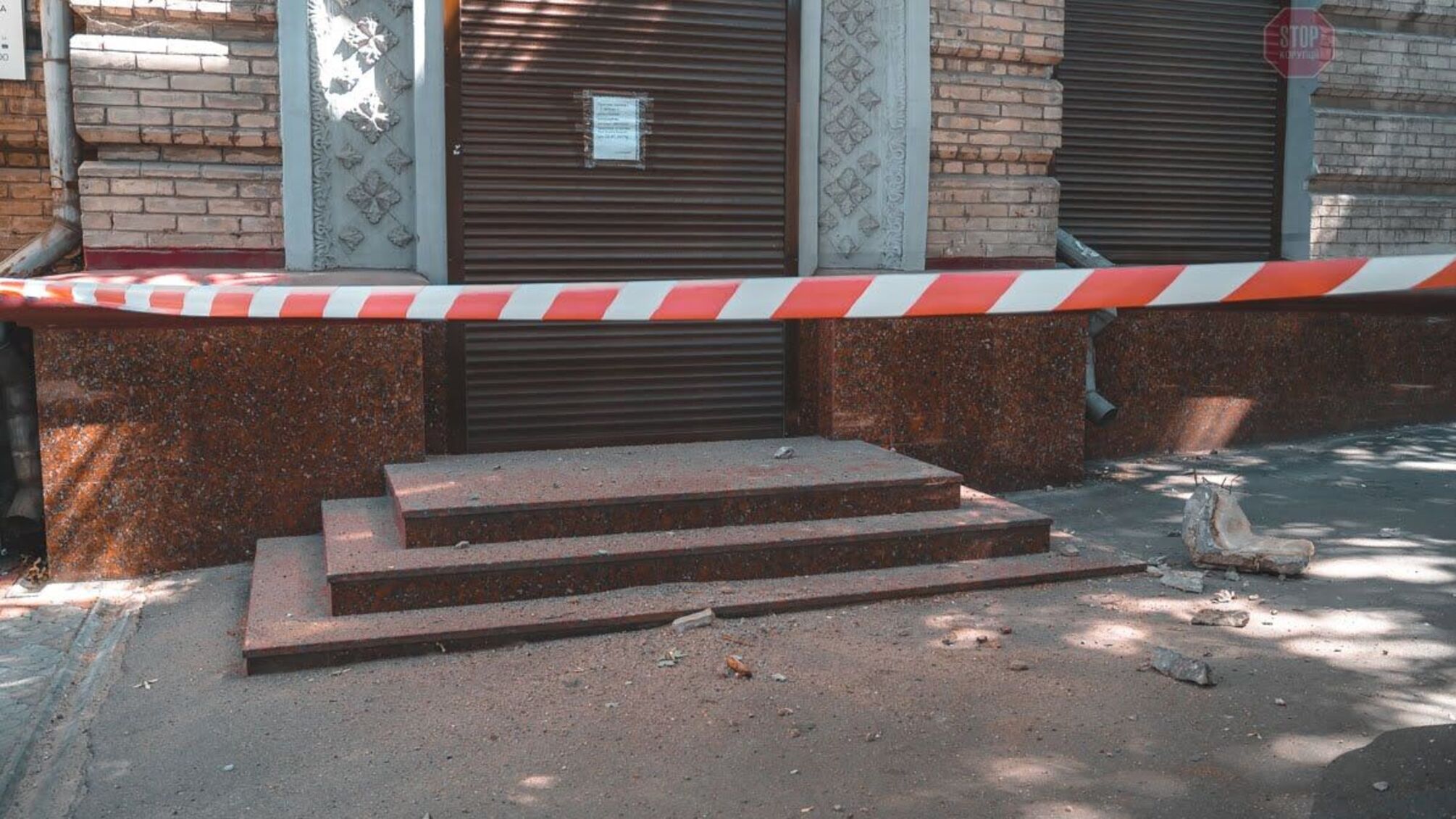 У Дніпрі на жінку обвалився фасад будівлі (ФОТО)
