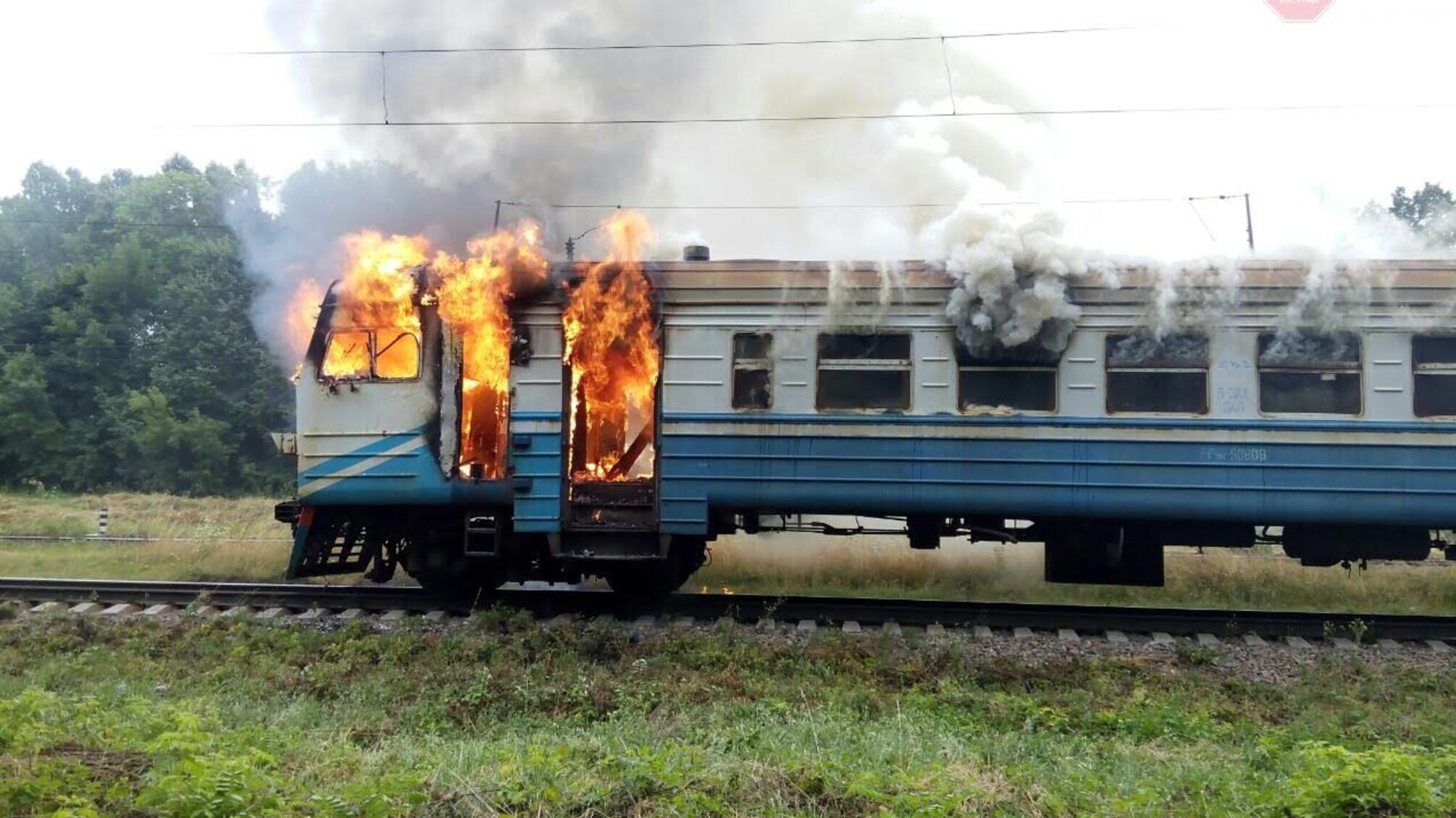 На Вінниччині спалахнула електричка (ФОТО, ВІДЕО)