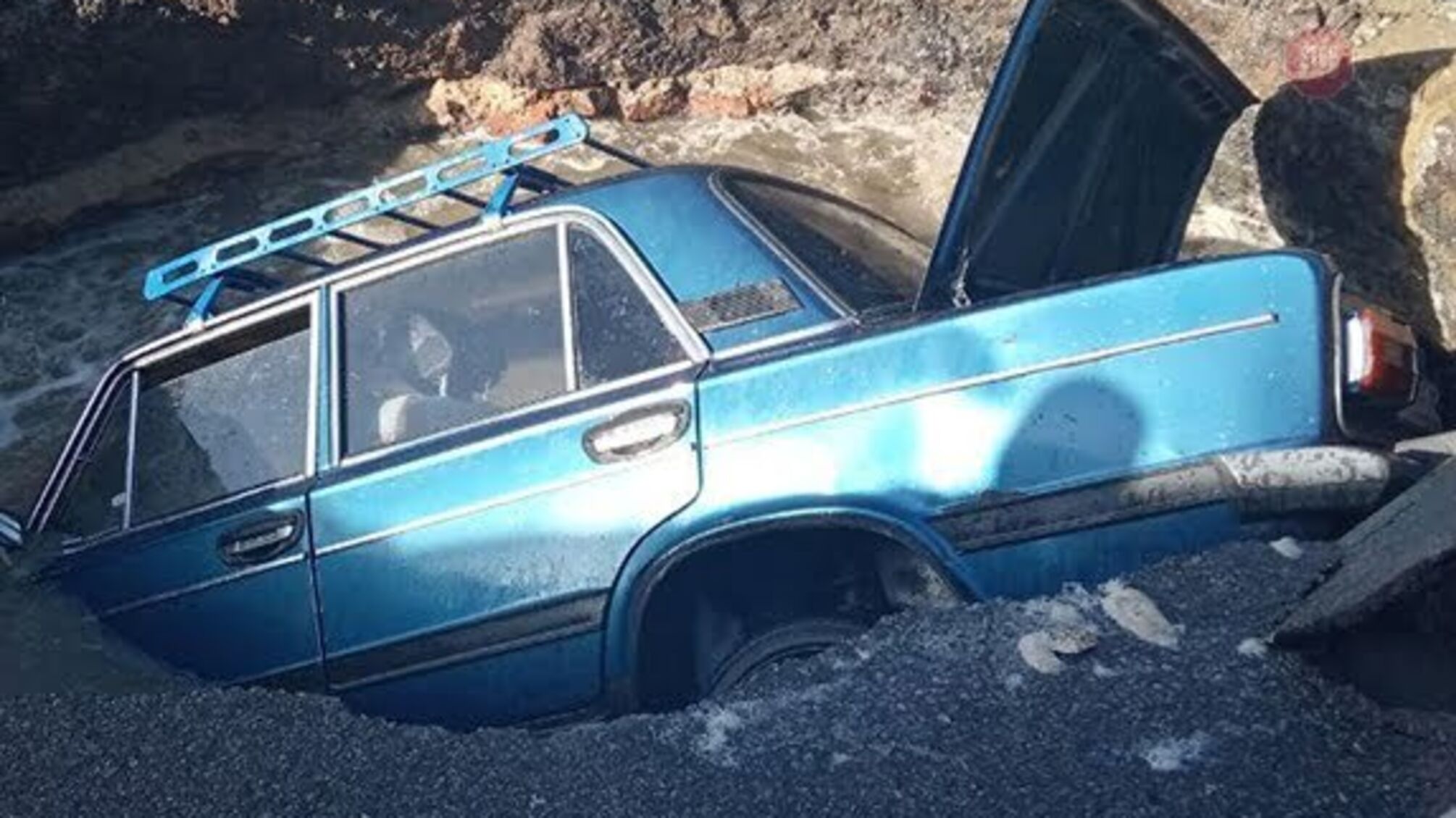 На Полтавщині автомобіль провалився під асфальт (ФОТО)