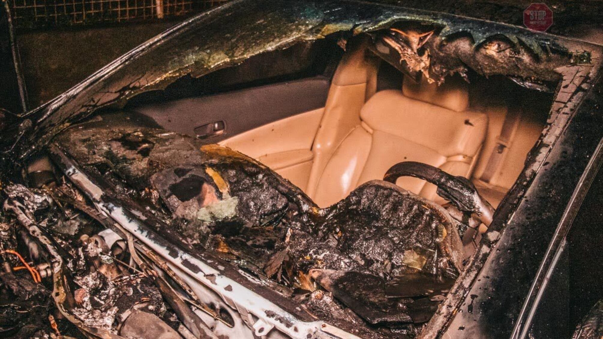 На столичній Солом’янці посеред ночі вибухнув та згорів Lexus (ФОТО)