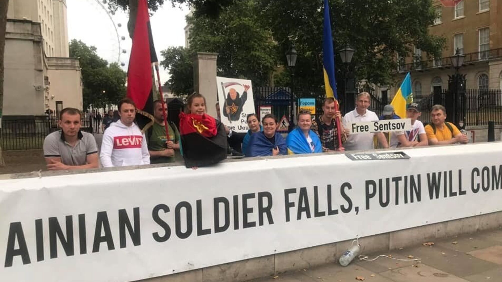 «Світ та Європа повинні прокинутися!»: в Лондоні українці вшанували пам’ять жертв МН17 (ФОТО, ВІДЕО)