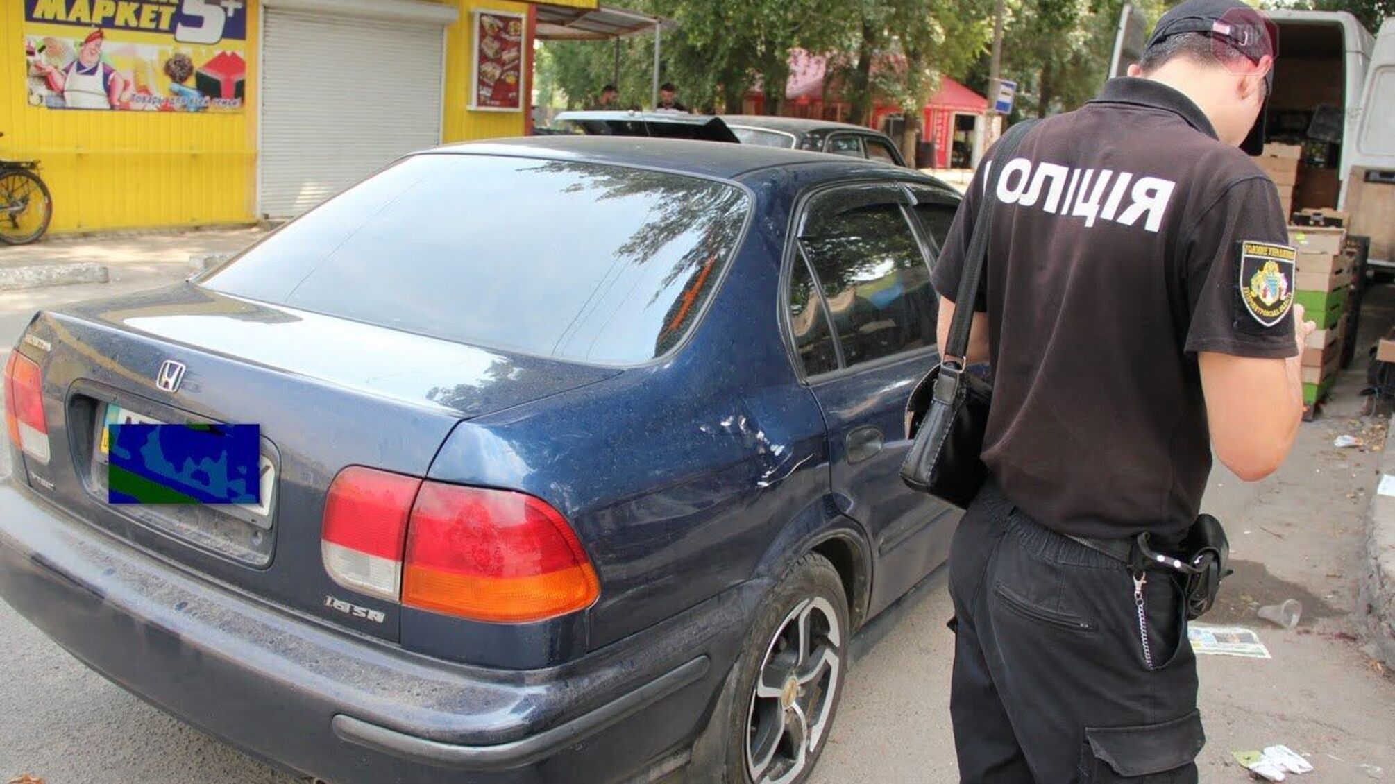 У Нікополі чоловік нападав з ножем на людей та кидав камінням (ФОТО)