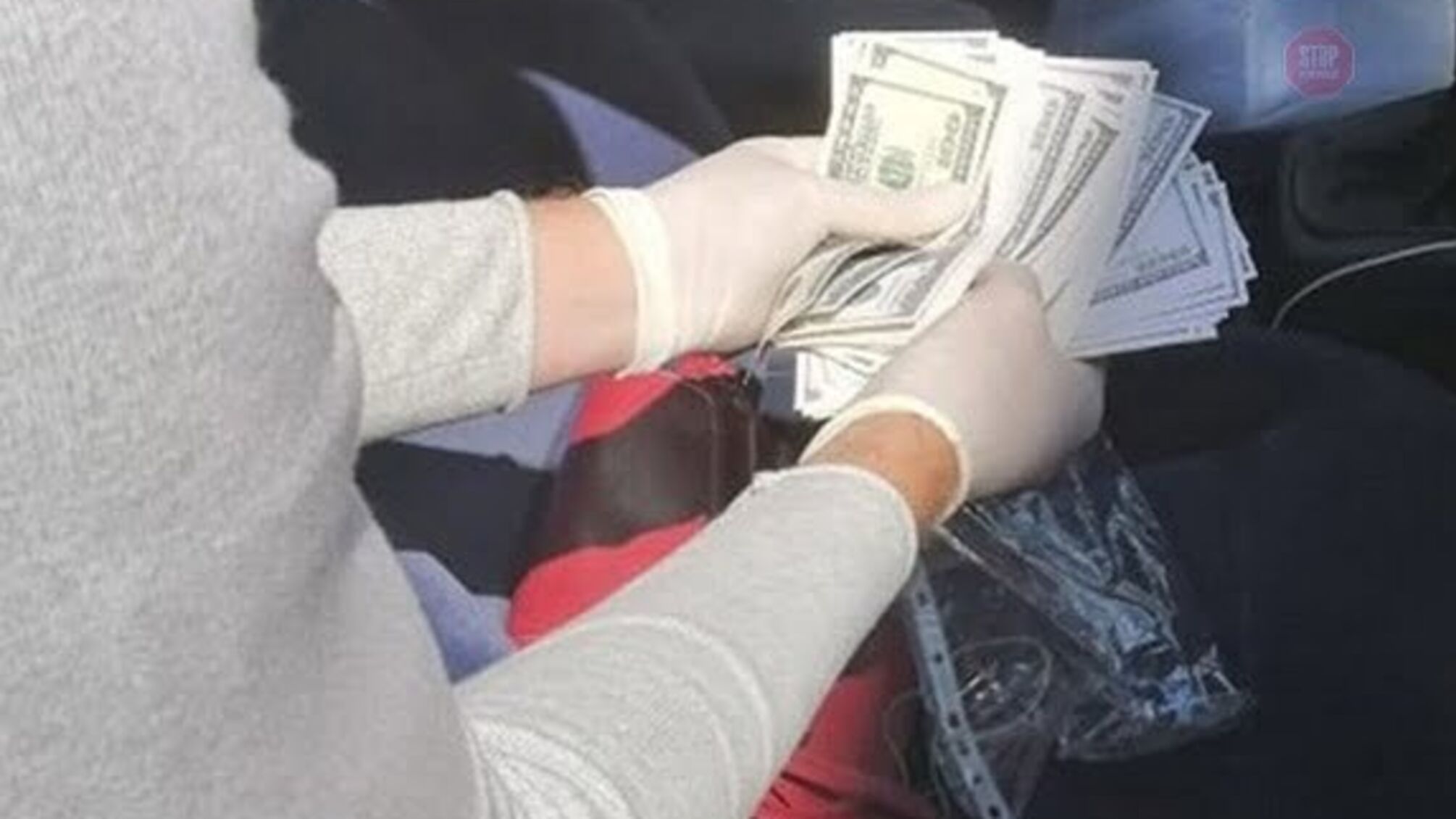 На Київщині посадовця сільради СБУ викрила на доларовому хабарі (ФОТО)