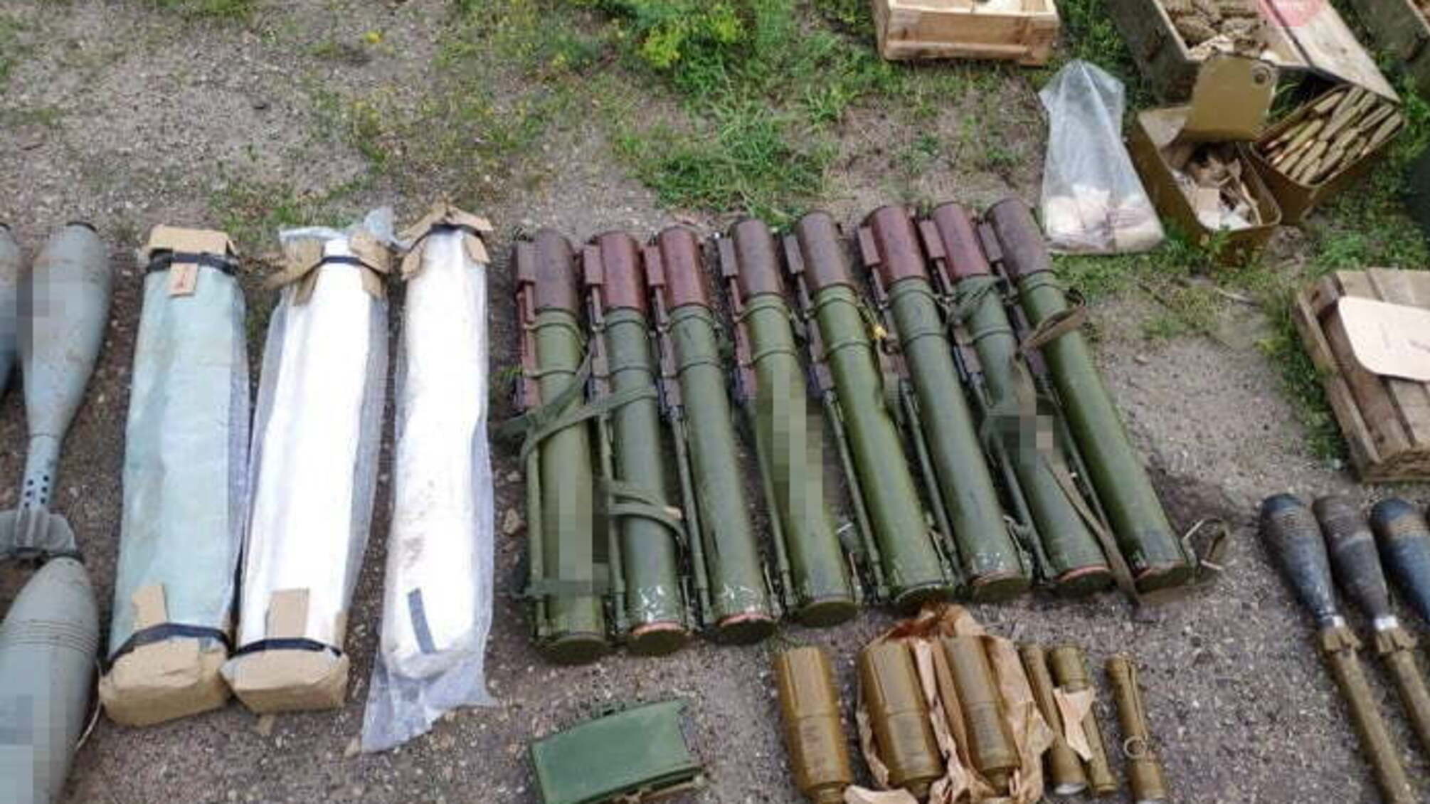 На Луганщині виявлено великий схрон з військовими засобами ураження (ФОТО)