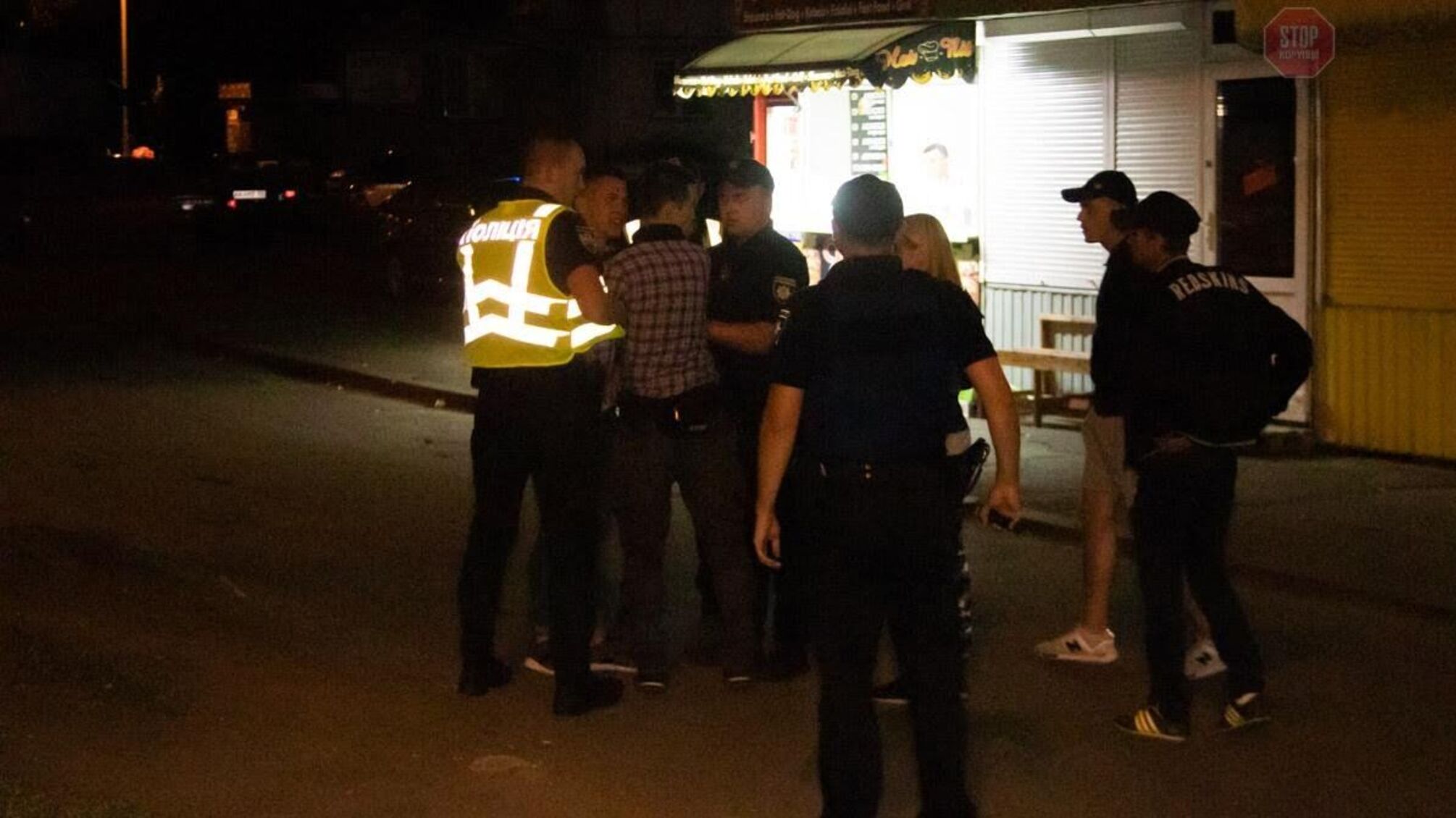 На столичній Оболоні закривавлений чоловік відстрілювався від п’яної компанії (фото)