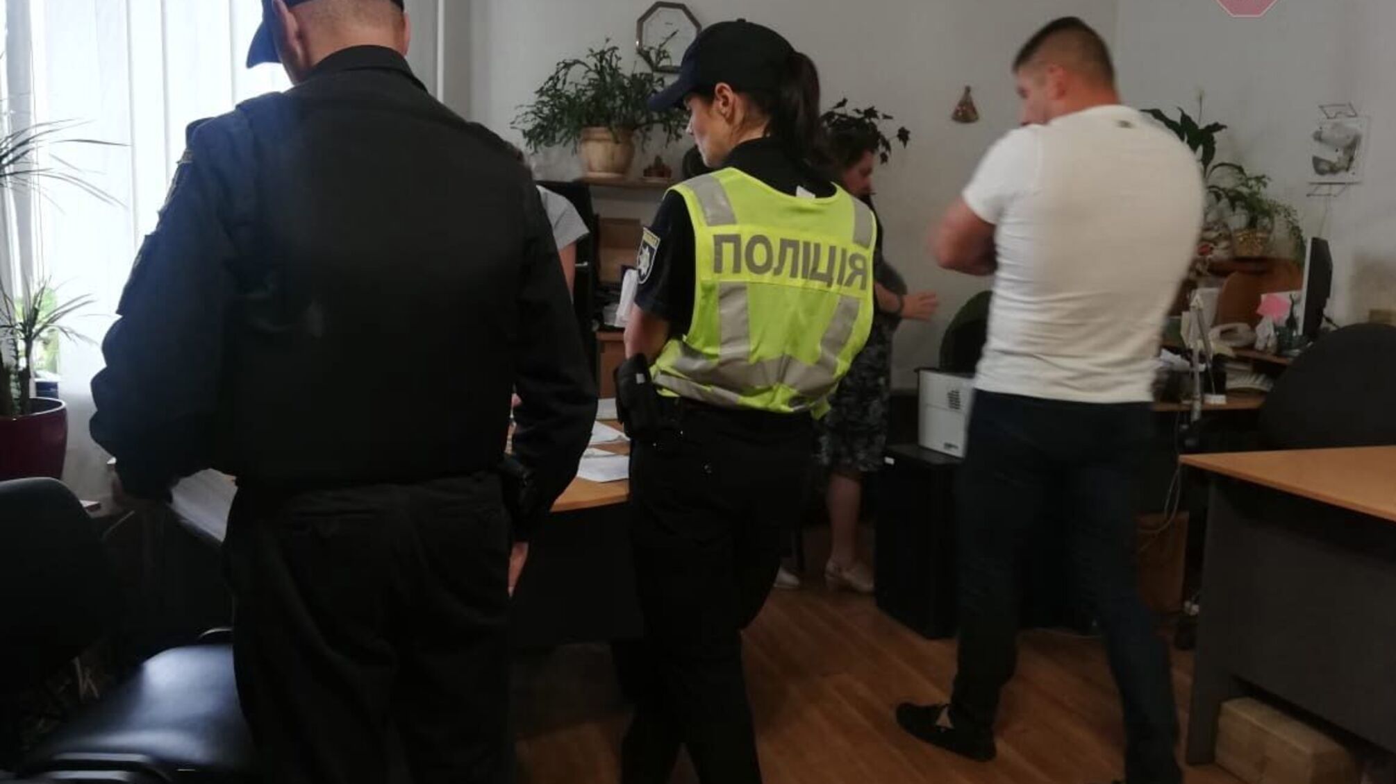 Тітушки, поліція, два директори одного КП та Київоблрада: у столиці скандал через звільнення кандидата в нардепи (ФОТО)