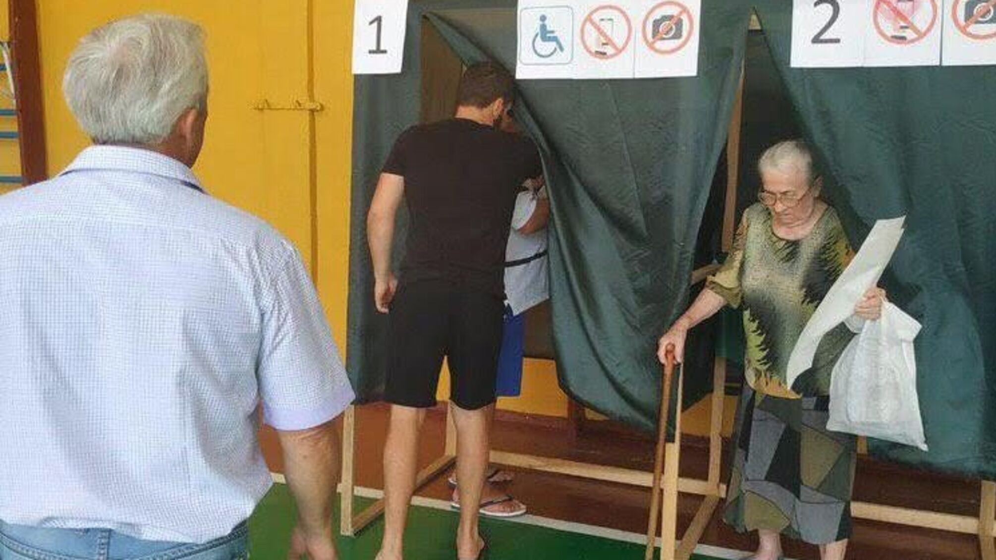 По двоє на одну кабінку і без преси: як на Одещині голосували (фото)