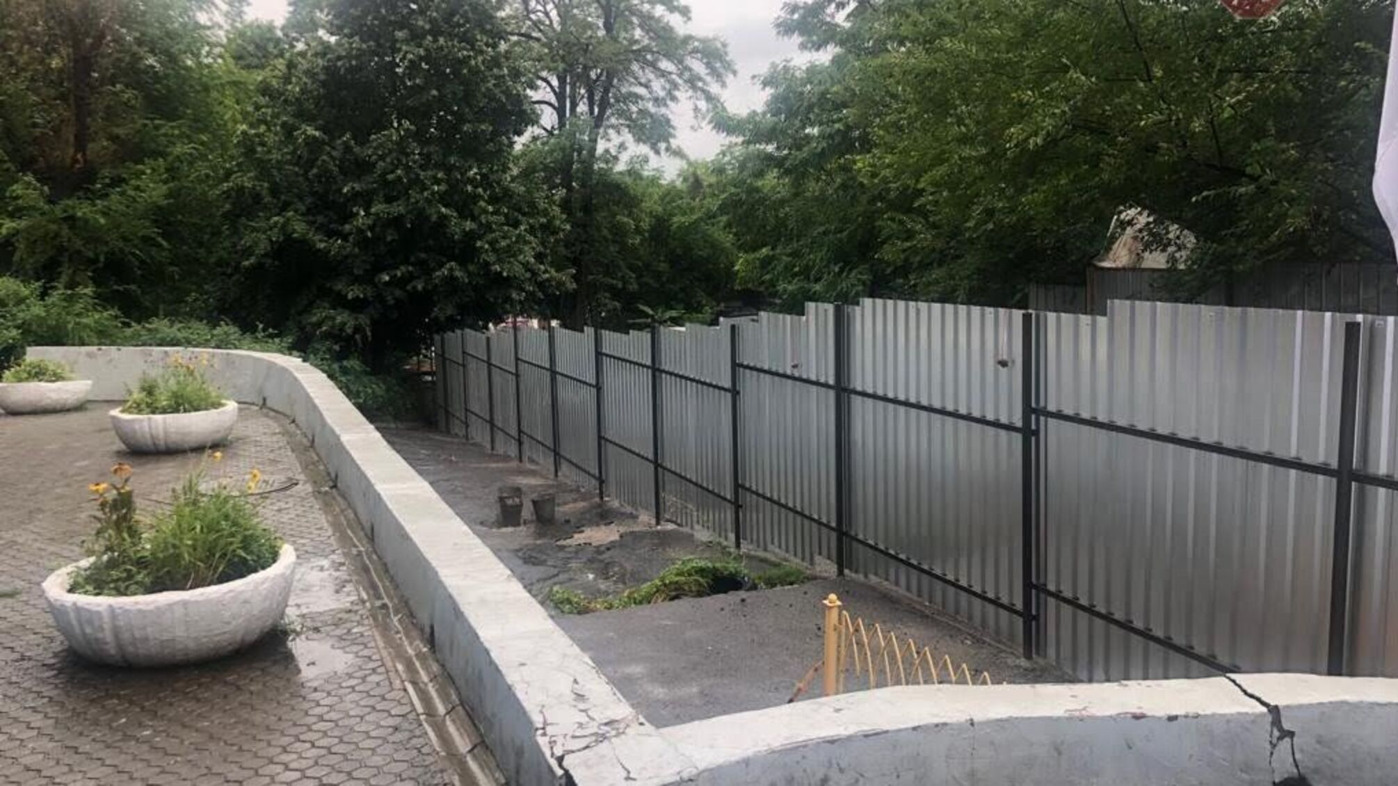 Паркан за ніч: у Дніпрі під ДФС встановили огорожу, щоб завадити акції протесту (ФОТО)
