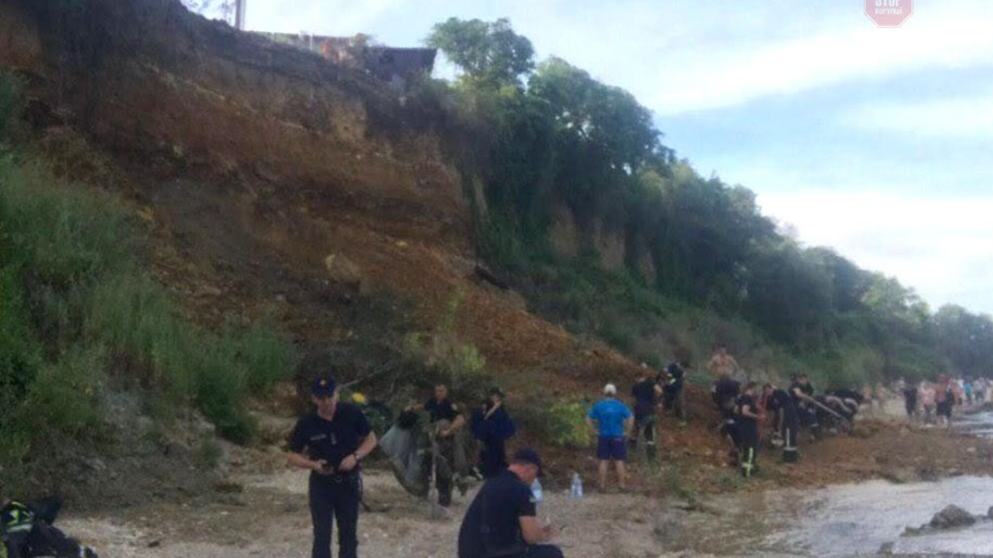 В Одесі на морському узбережжі стався зсув ґрунту зі схилу: рятувальники ведуть пошукові роботи (ФОТО)