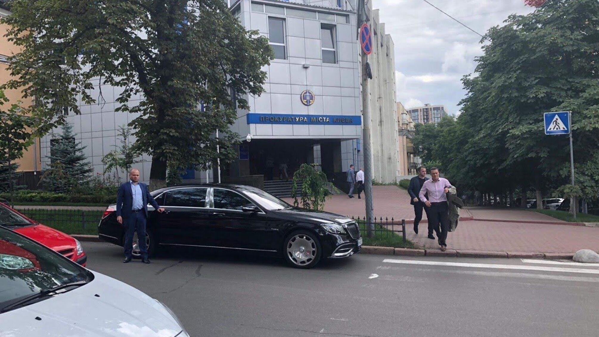 Ранкова пробіжка? Активісти сфотографували друга Луценка – одеського афериста Бориса Кауфмана, який вибігав із прокуратури (ФОТО)