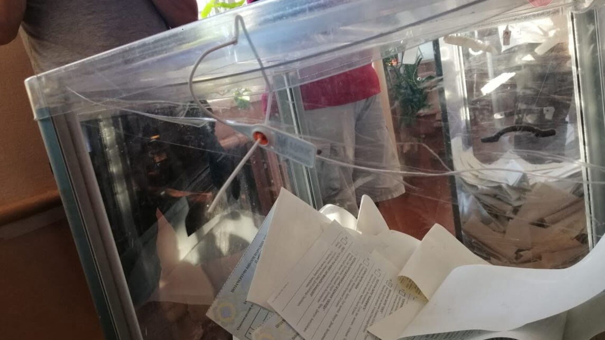 Мічена чи понівечена? У Черкасах спостерігачі виявили підозрілу скриньку, в яку більшість людей скидали бюлетені (фото, відео)