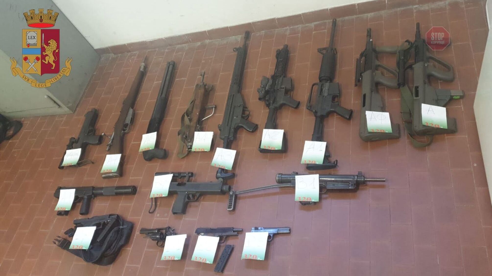 В Італії провели рейд і вилучили арсенал зброї у радикалів, які воювали на Донбасі (ФОТО)