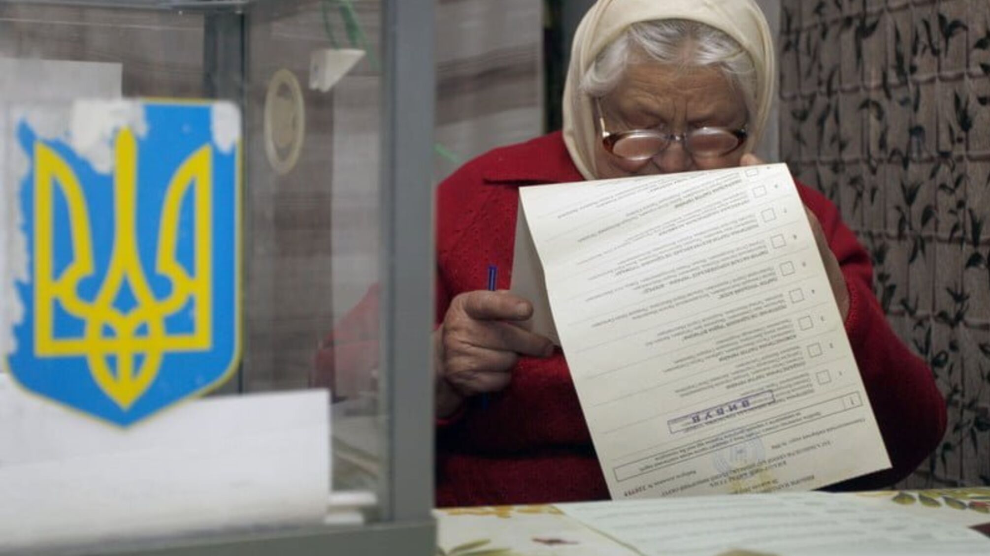 “Я прийшов, а ДВК – підманула, підвела”: на Черкащині виборцям видають бюлетені, в яких вже відмічені кандидати (ВІДЕО)