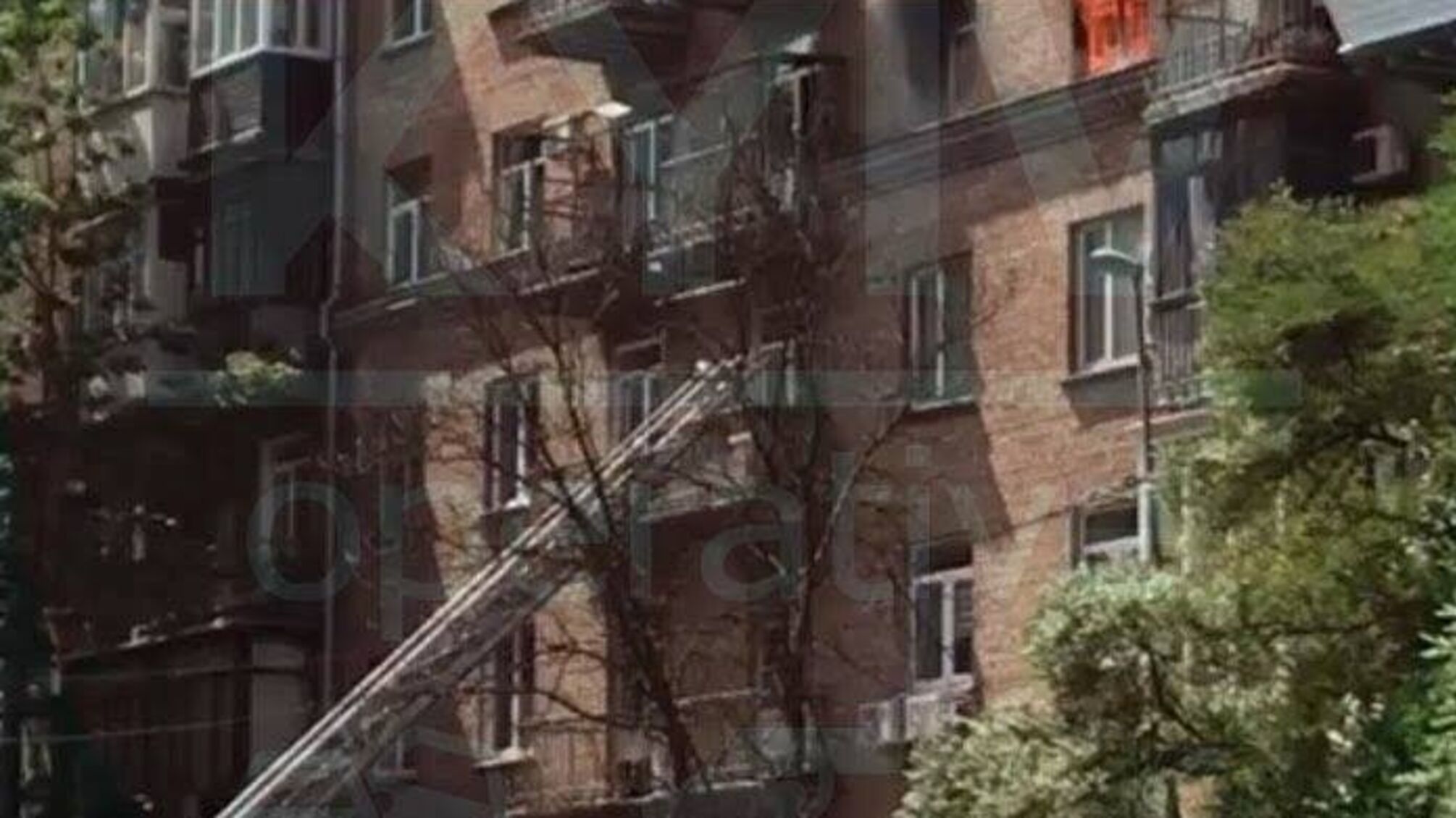 Масштабна пожежа в центрі Києва: люди не можуть вибратися з квартир, є жертви