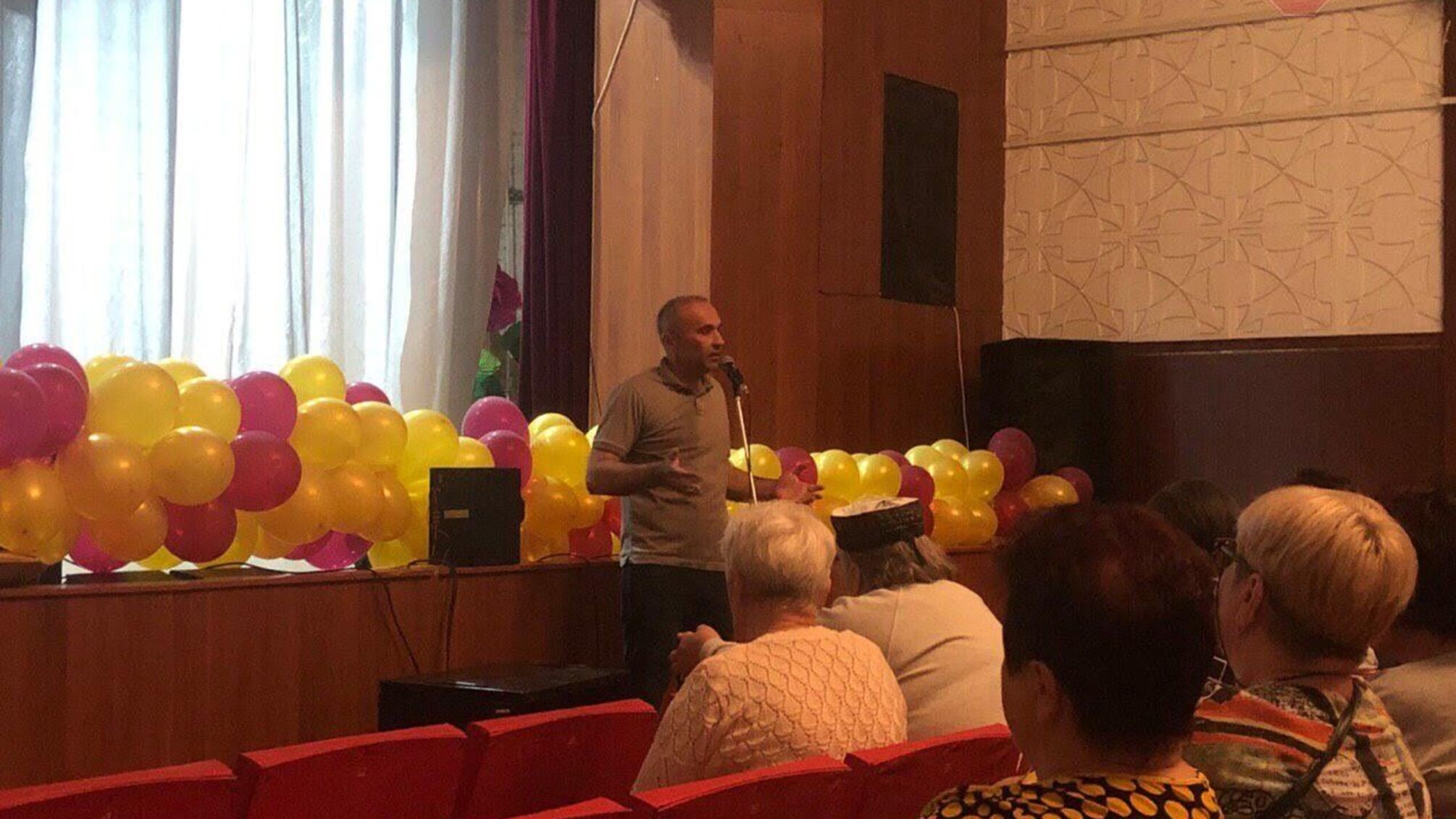 'Борисе, а поговорити?': як кандидат у ВР Приходько ховається за охороною від преси