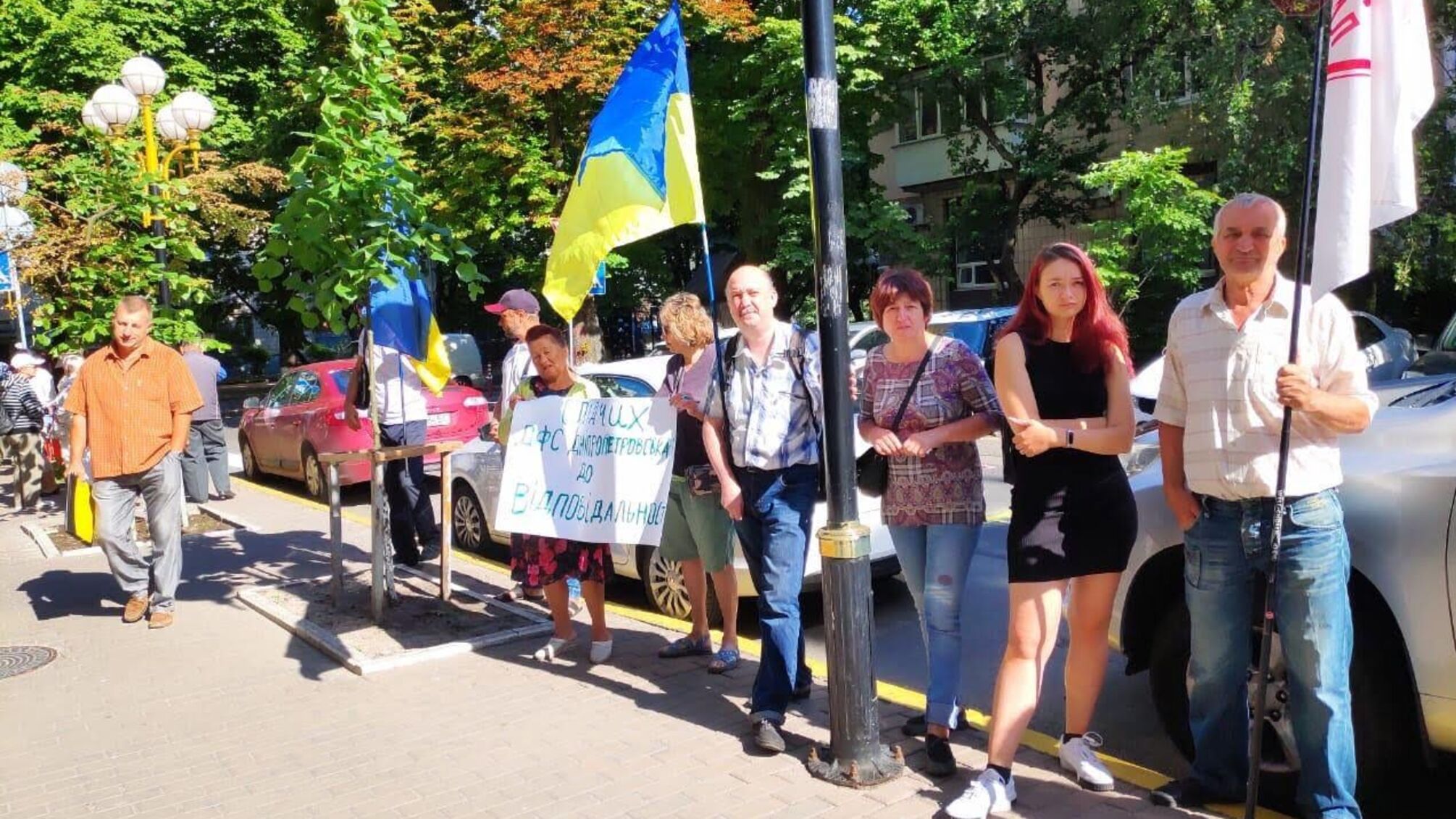 Беруть людей у заручники, потім йдуть у підпілля: під ДФС Дніпропетровщини протест через беззаконня податківців